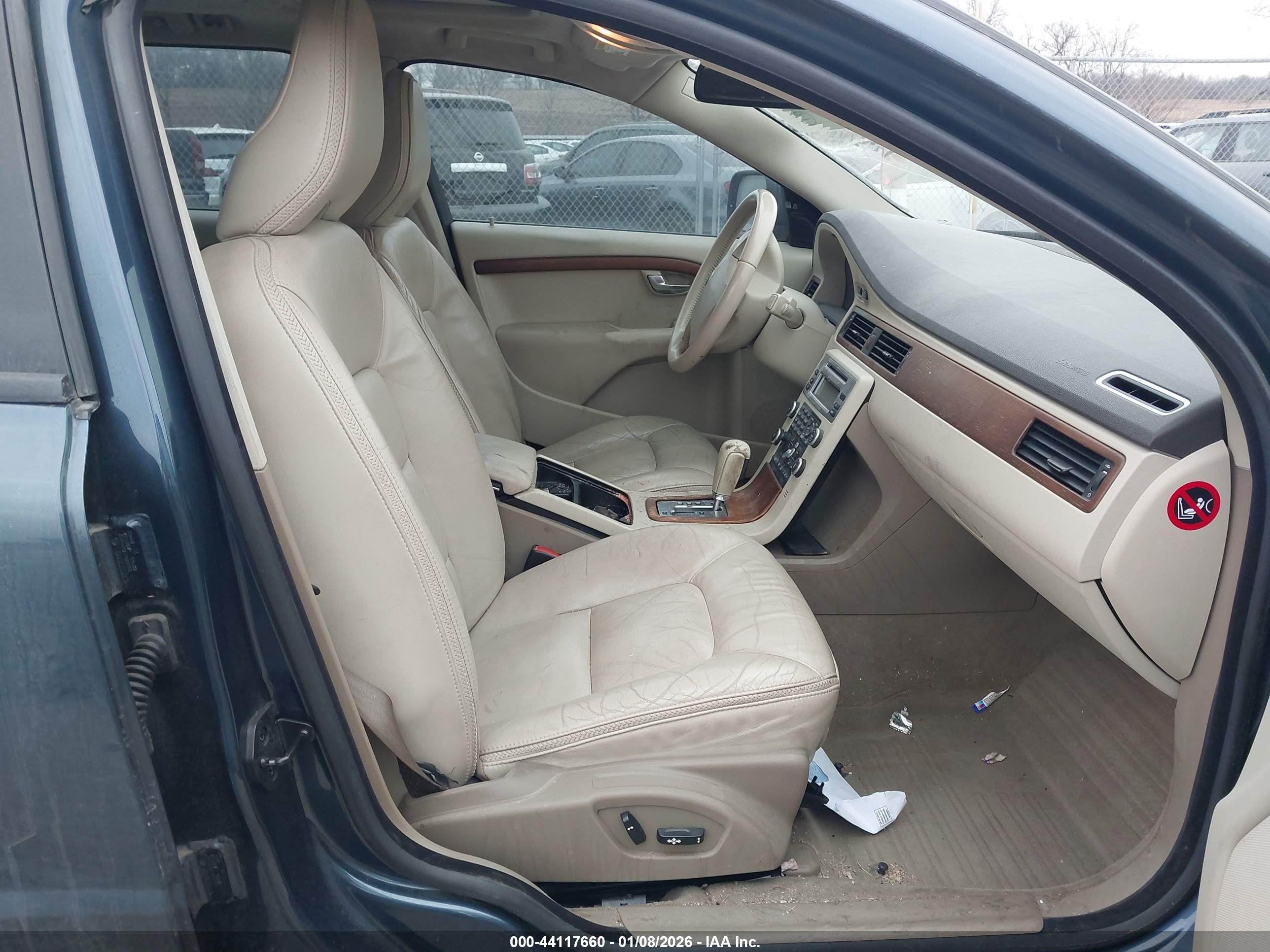 VOLVO XC70 image 5