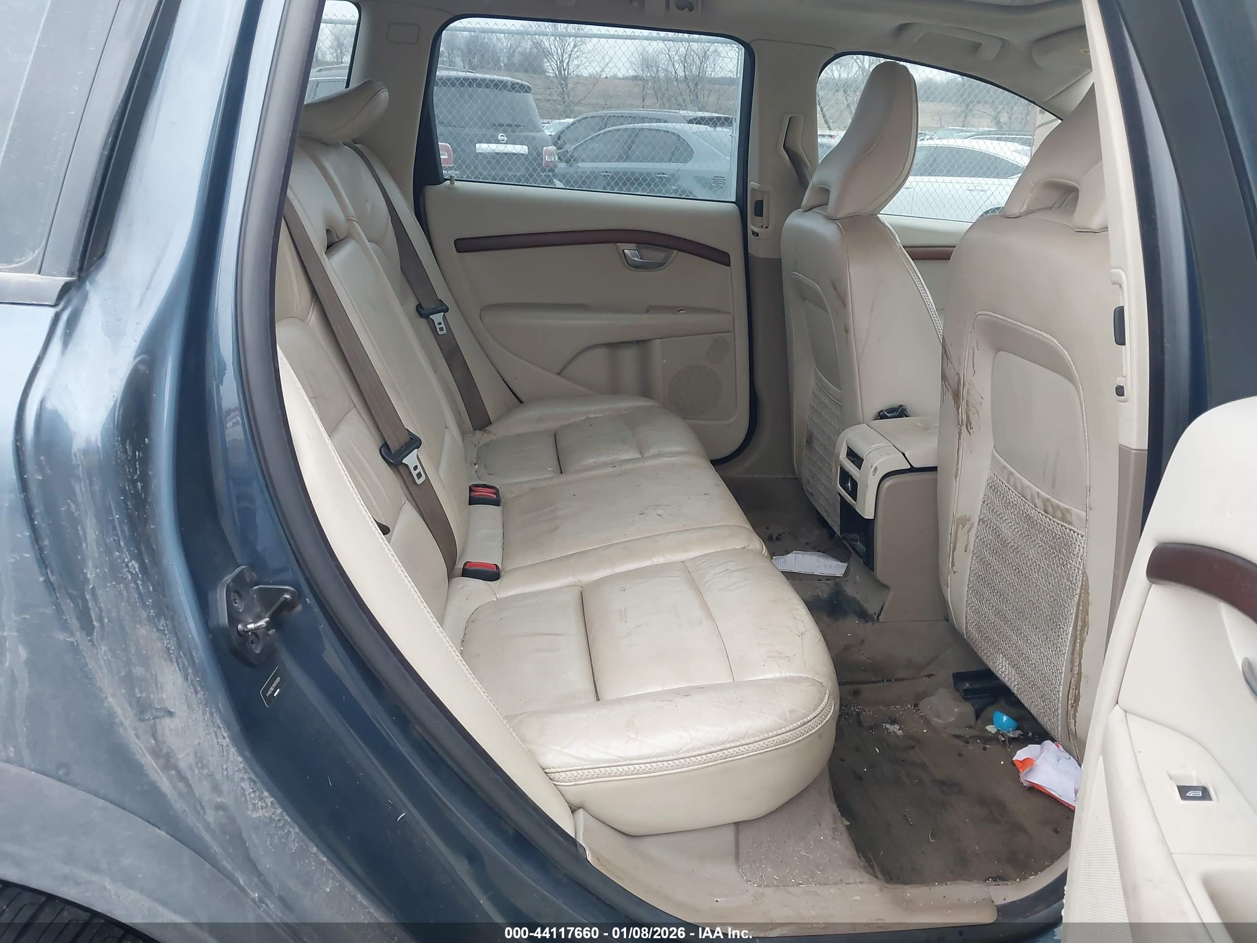 VOLVO XC70 image 8
