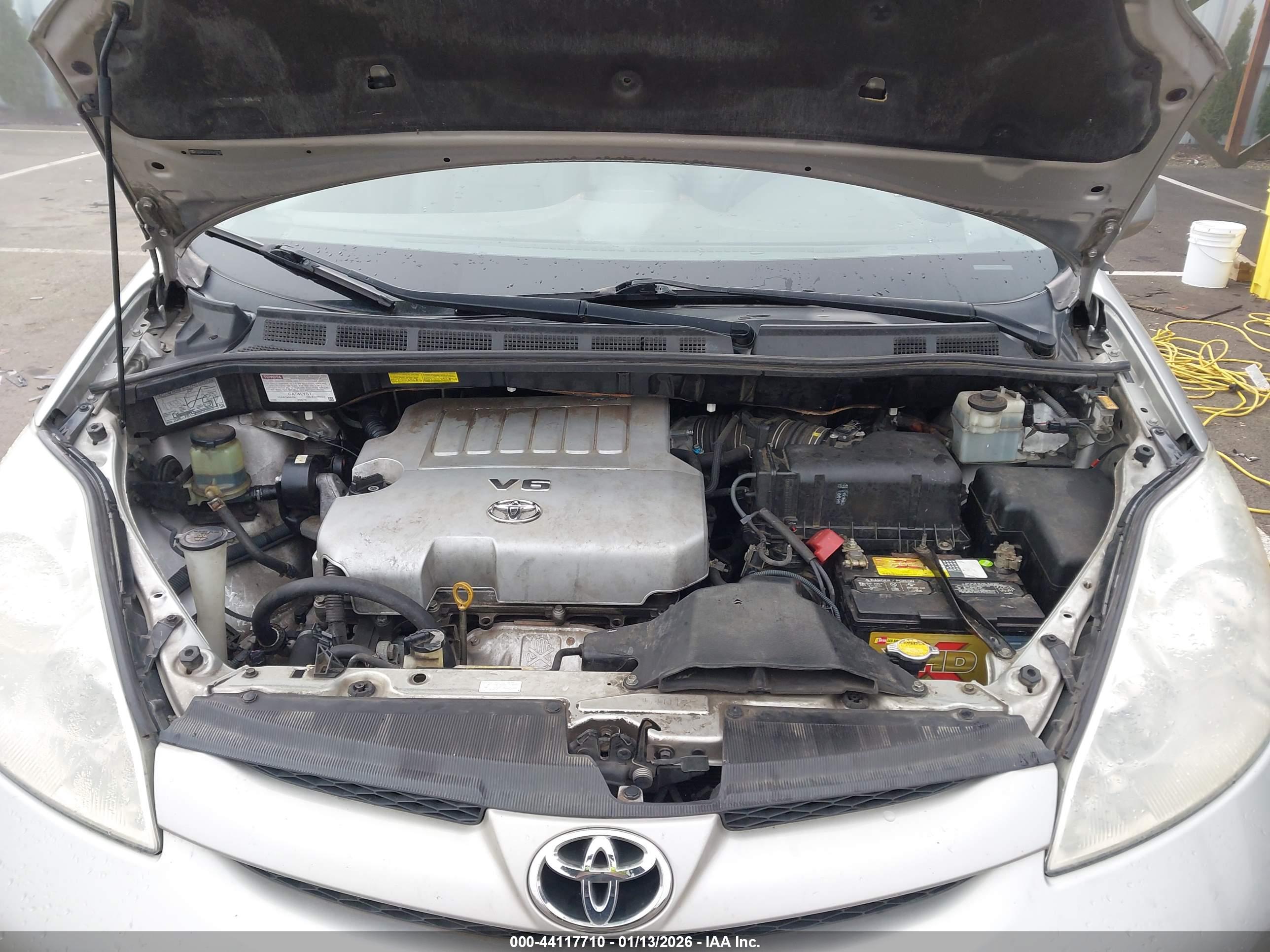 TOYOTA SIENNA image 10