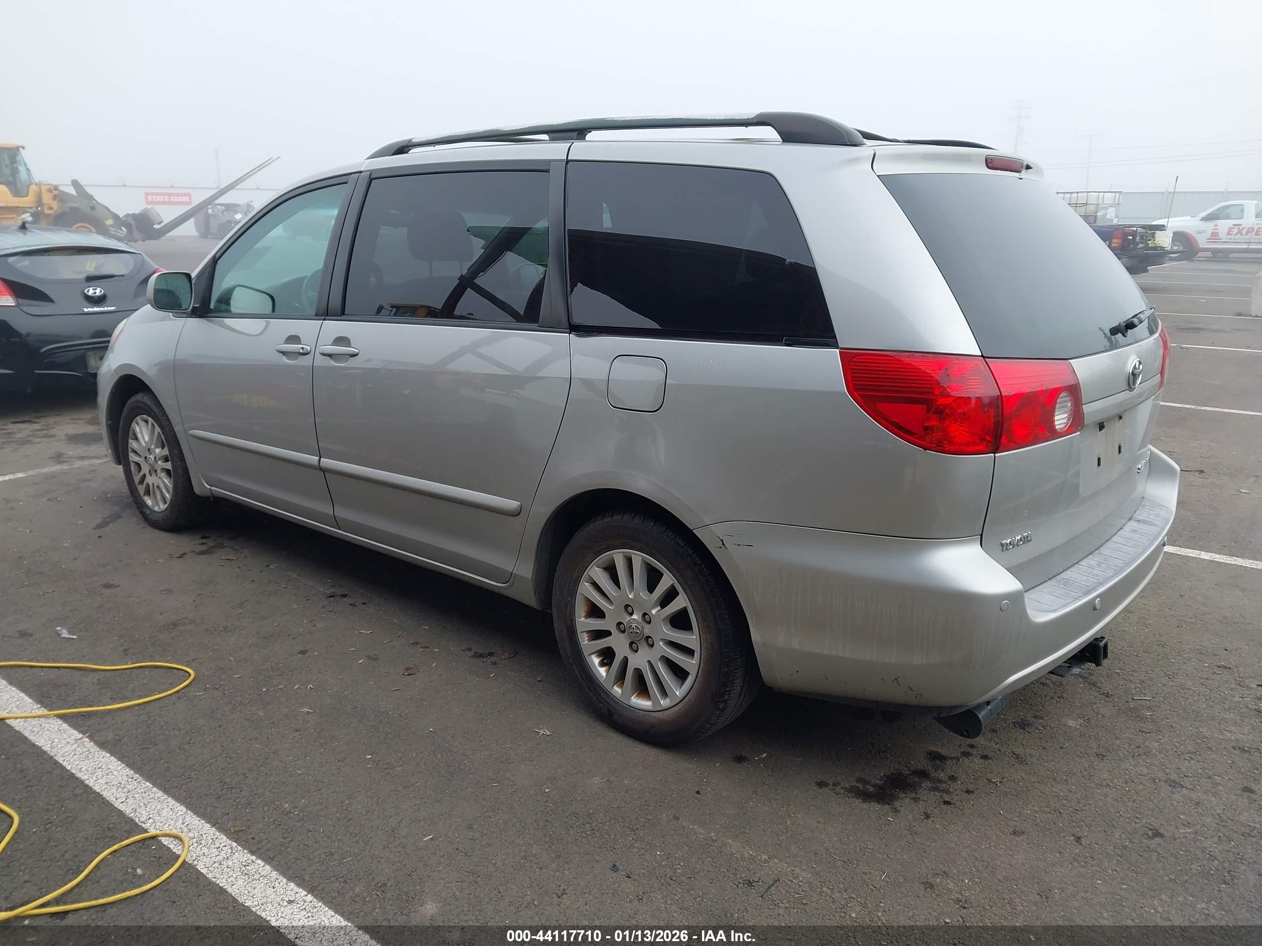 TOYOTA SIENNA image 3