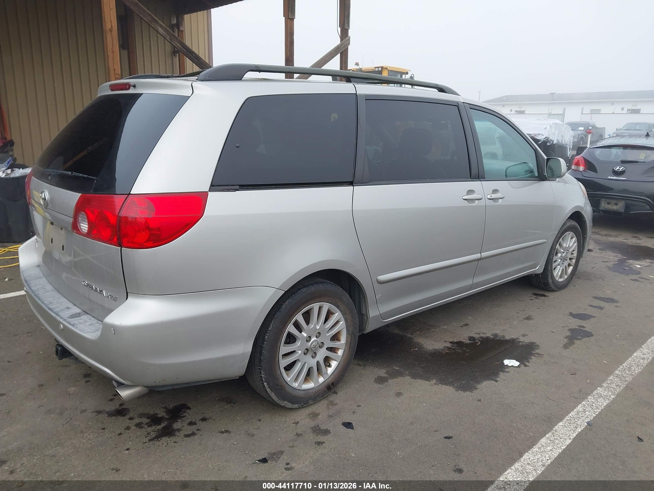 TOYOTA SIENNA image 4