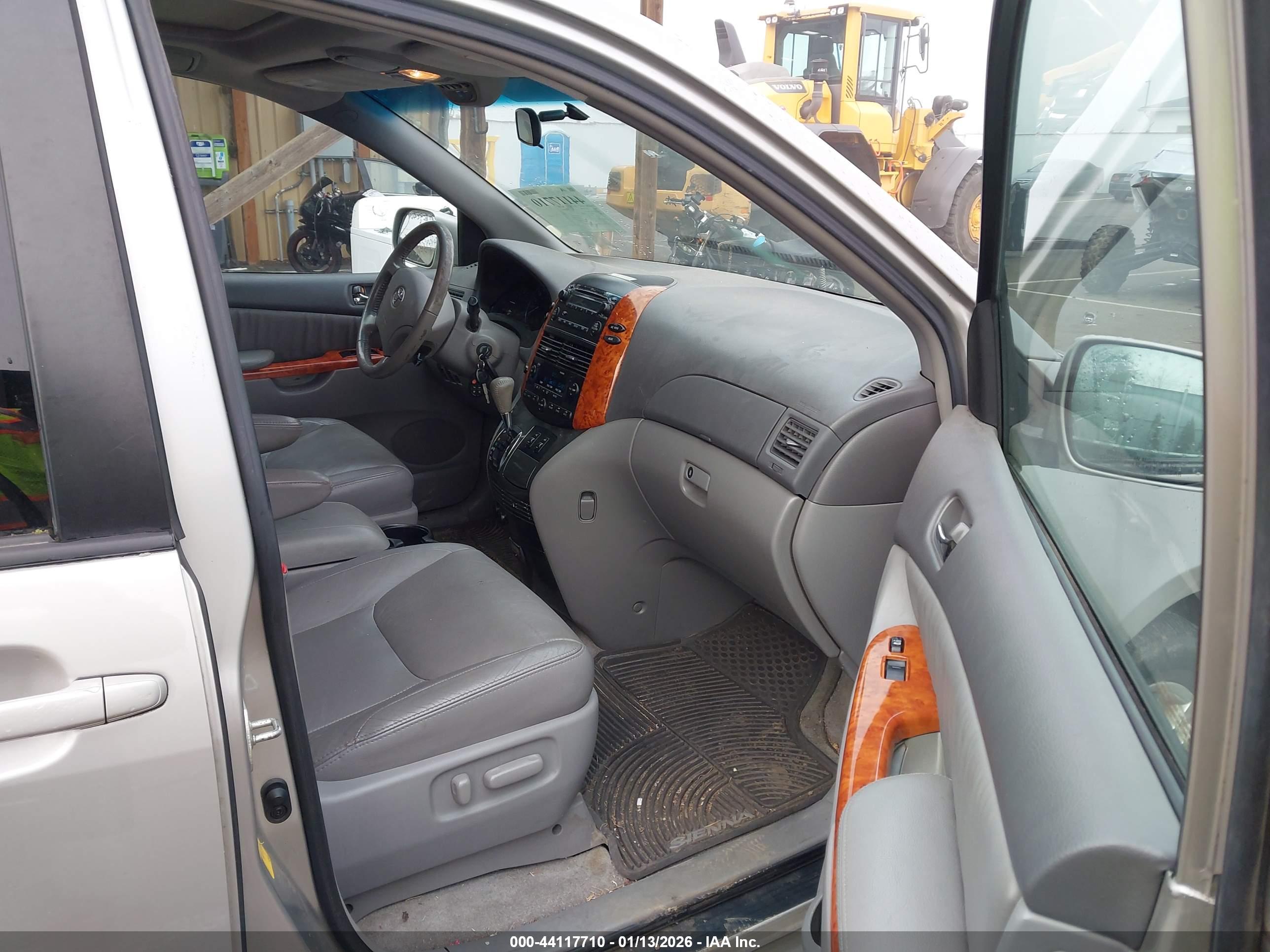 TOYOTA SIENNA image 5