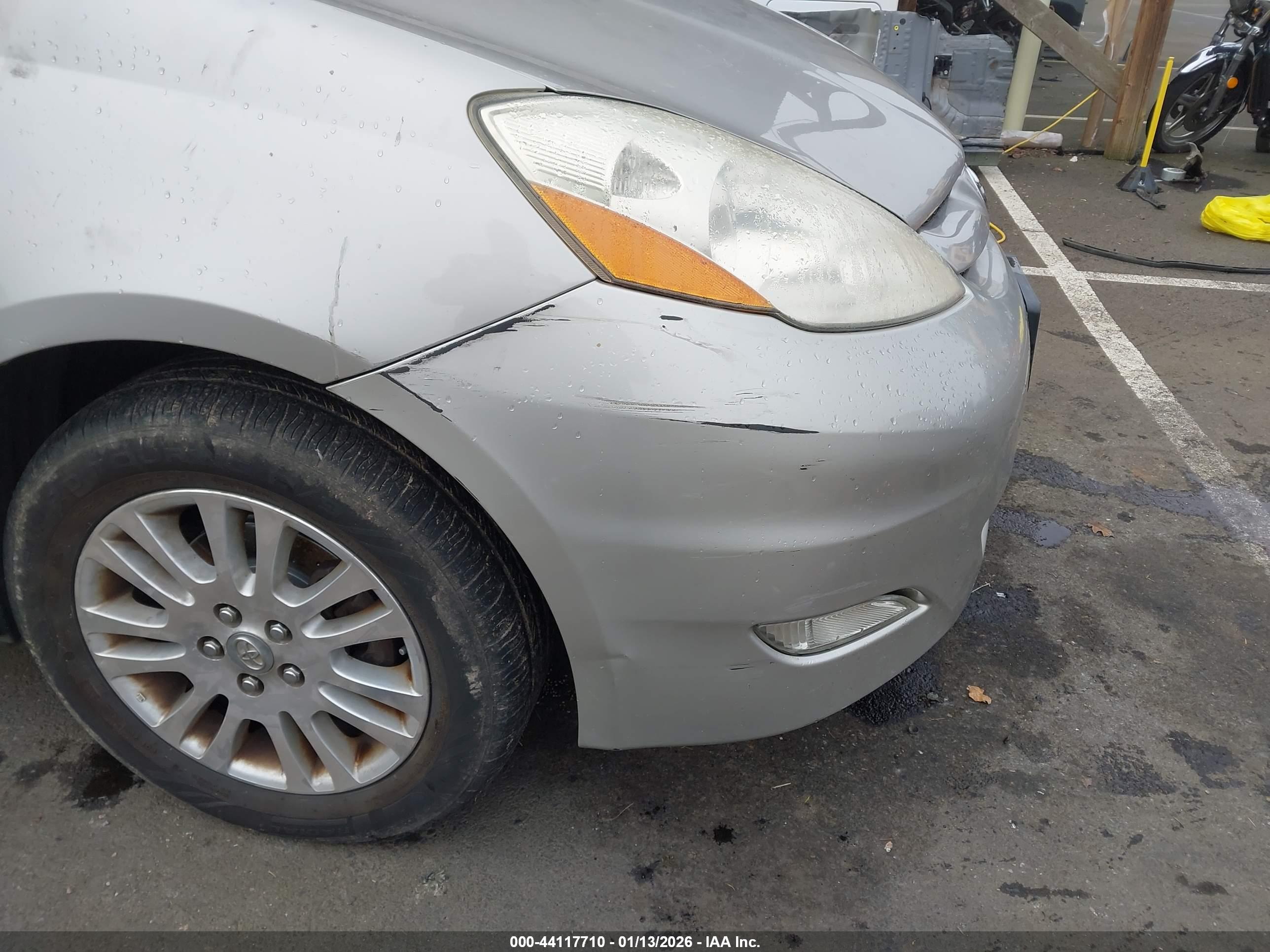 TOYOTA SIENNA image 6