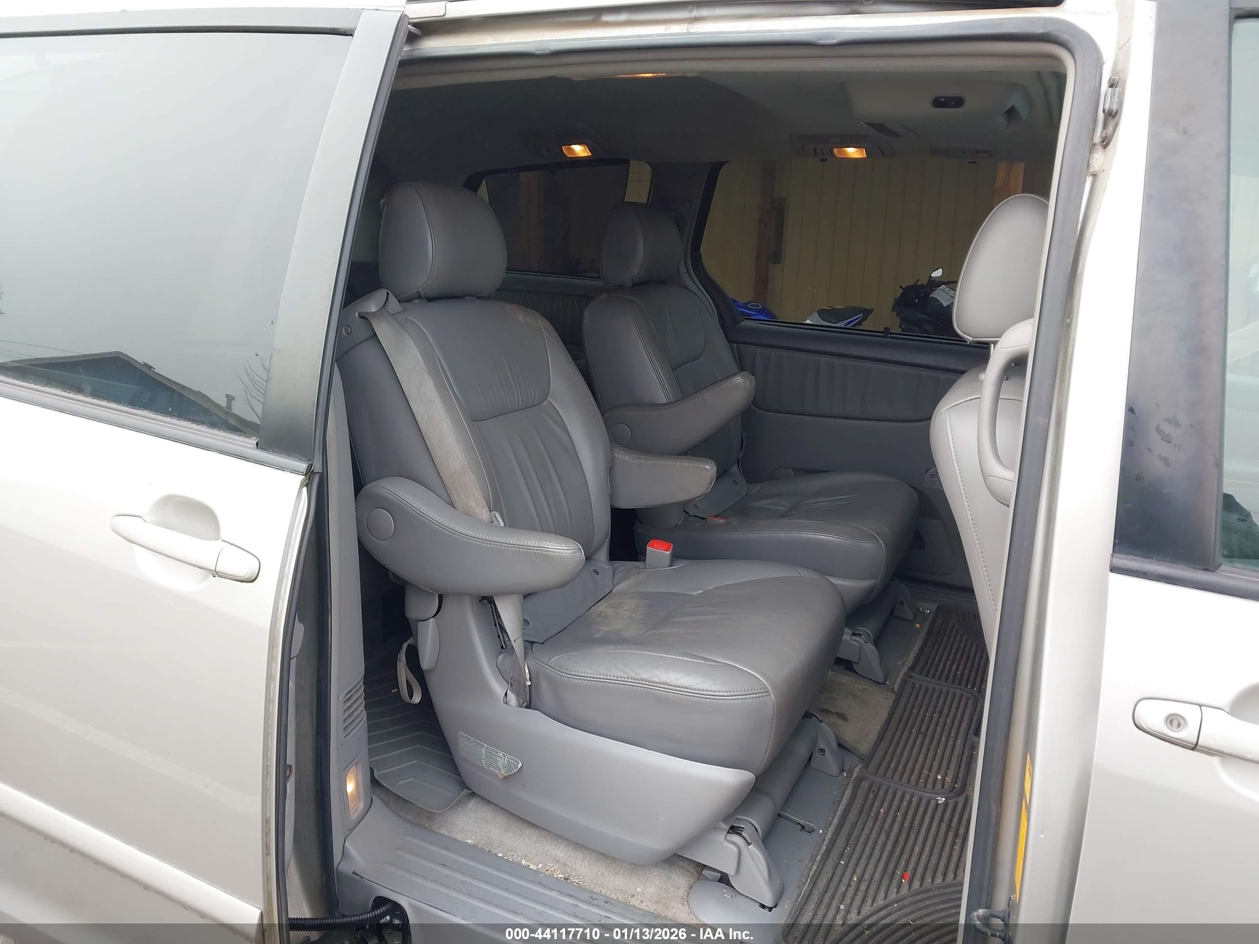 TOYOTA SIENNA image 8