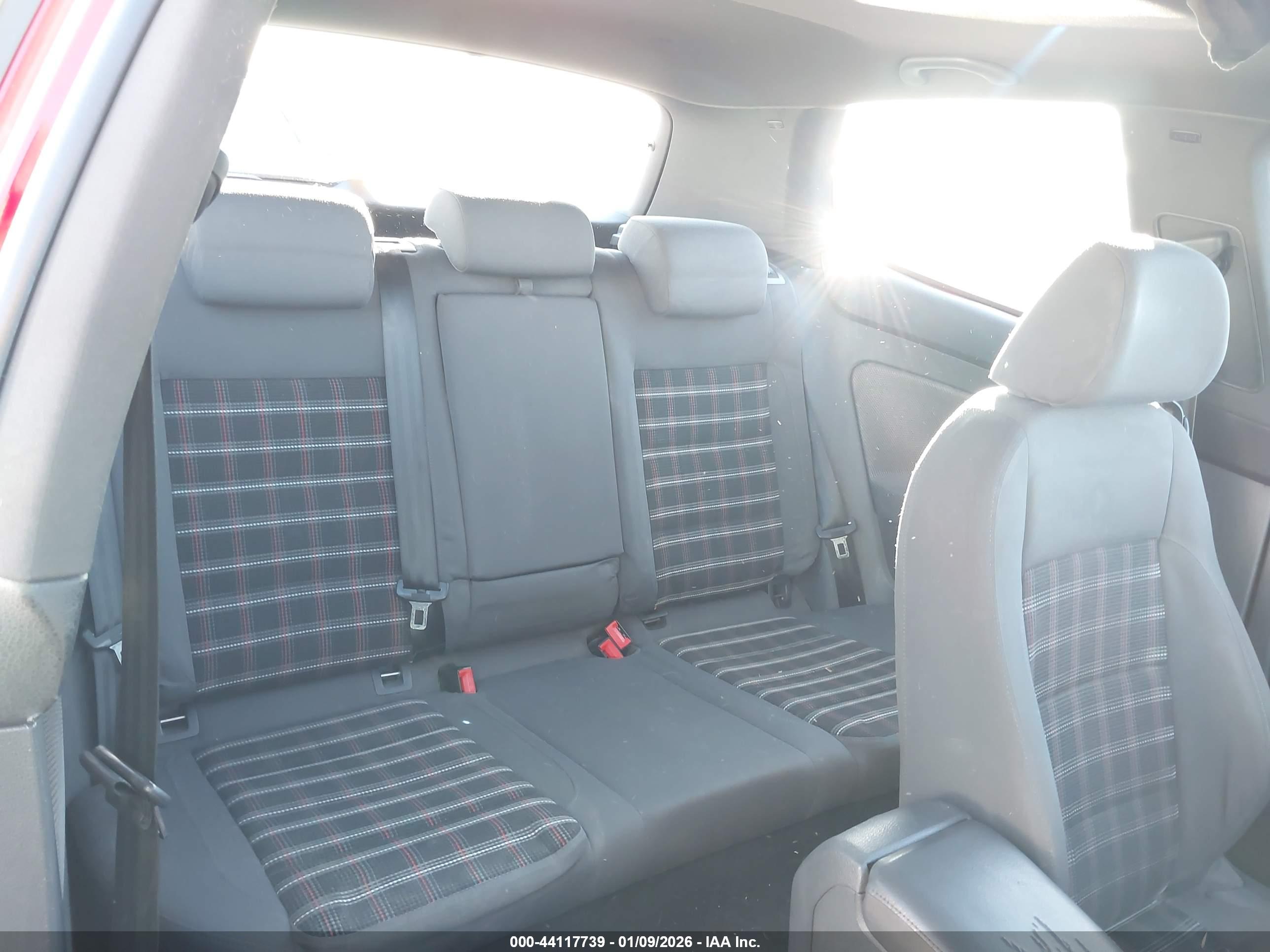 VOLKSWAGEN GTI image 8