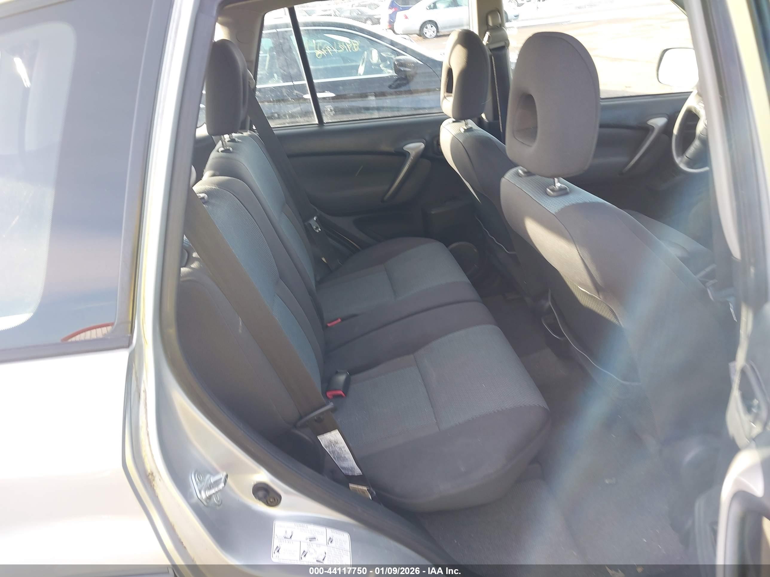 TOYOTA RAV4 image 8