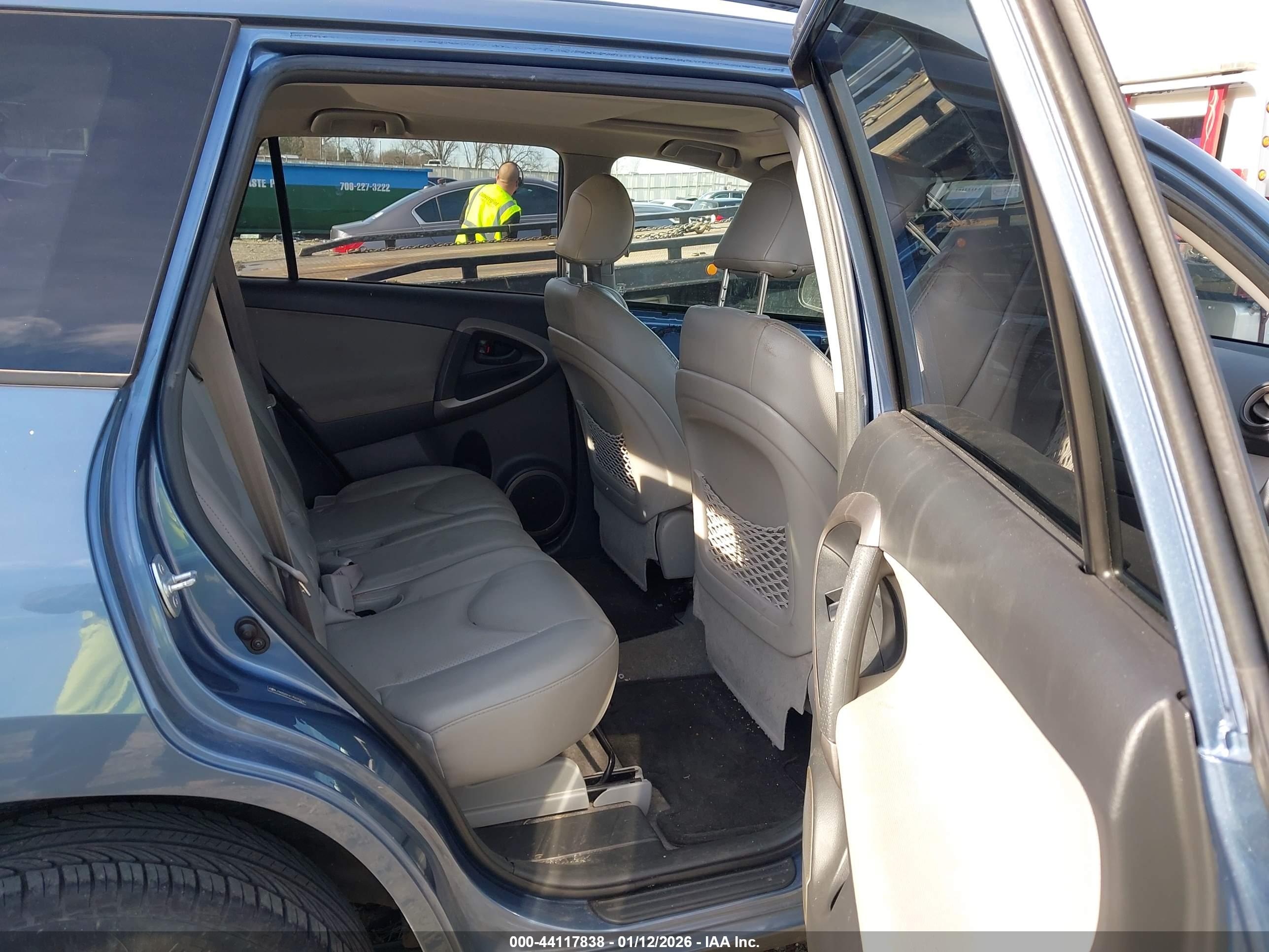 TOYOTA RAV4 image 8
