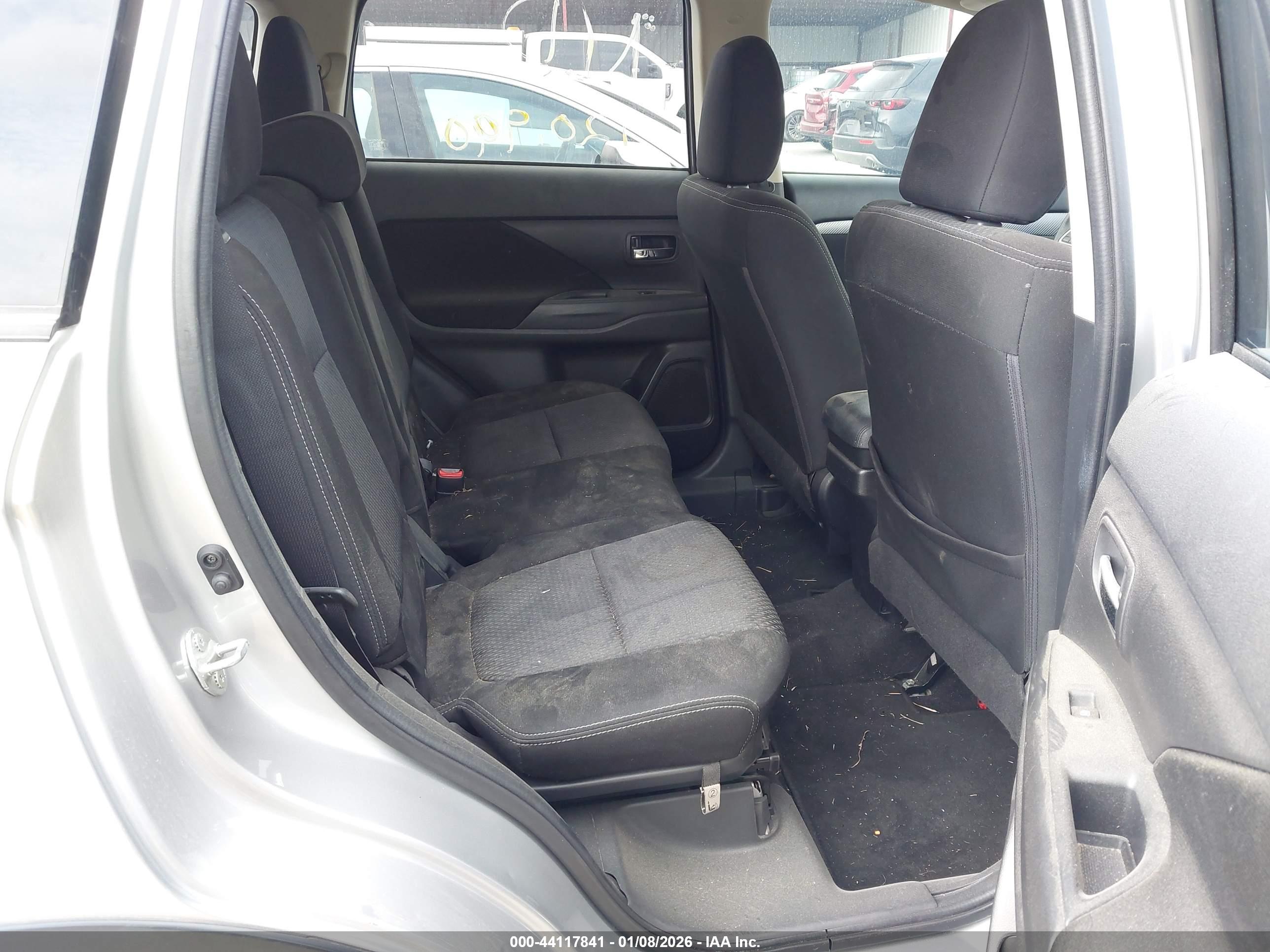 MITSUBISHI OUTLANDER image 8