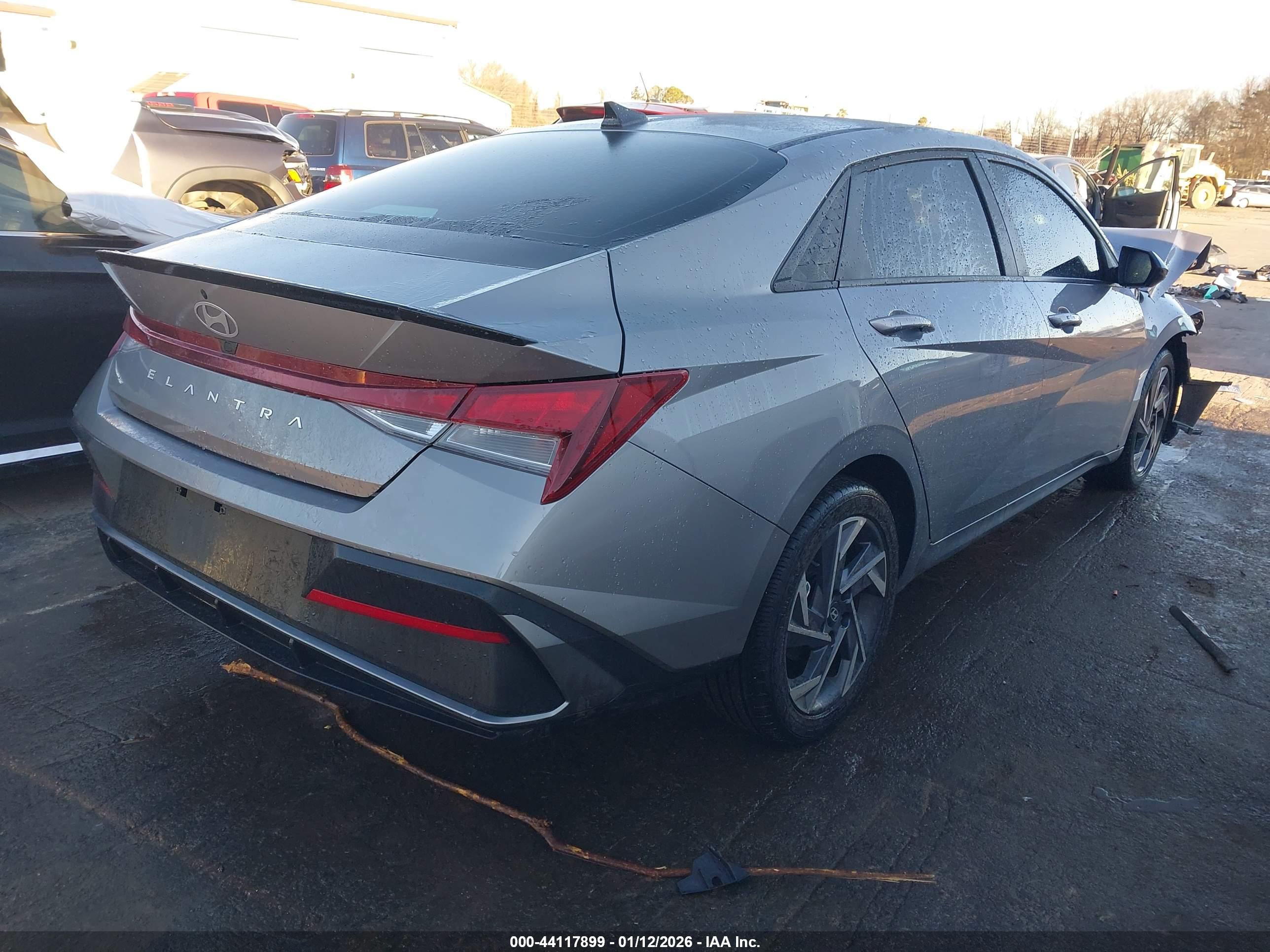 HYUNDAI ELANTRA image 4