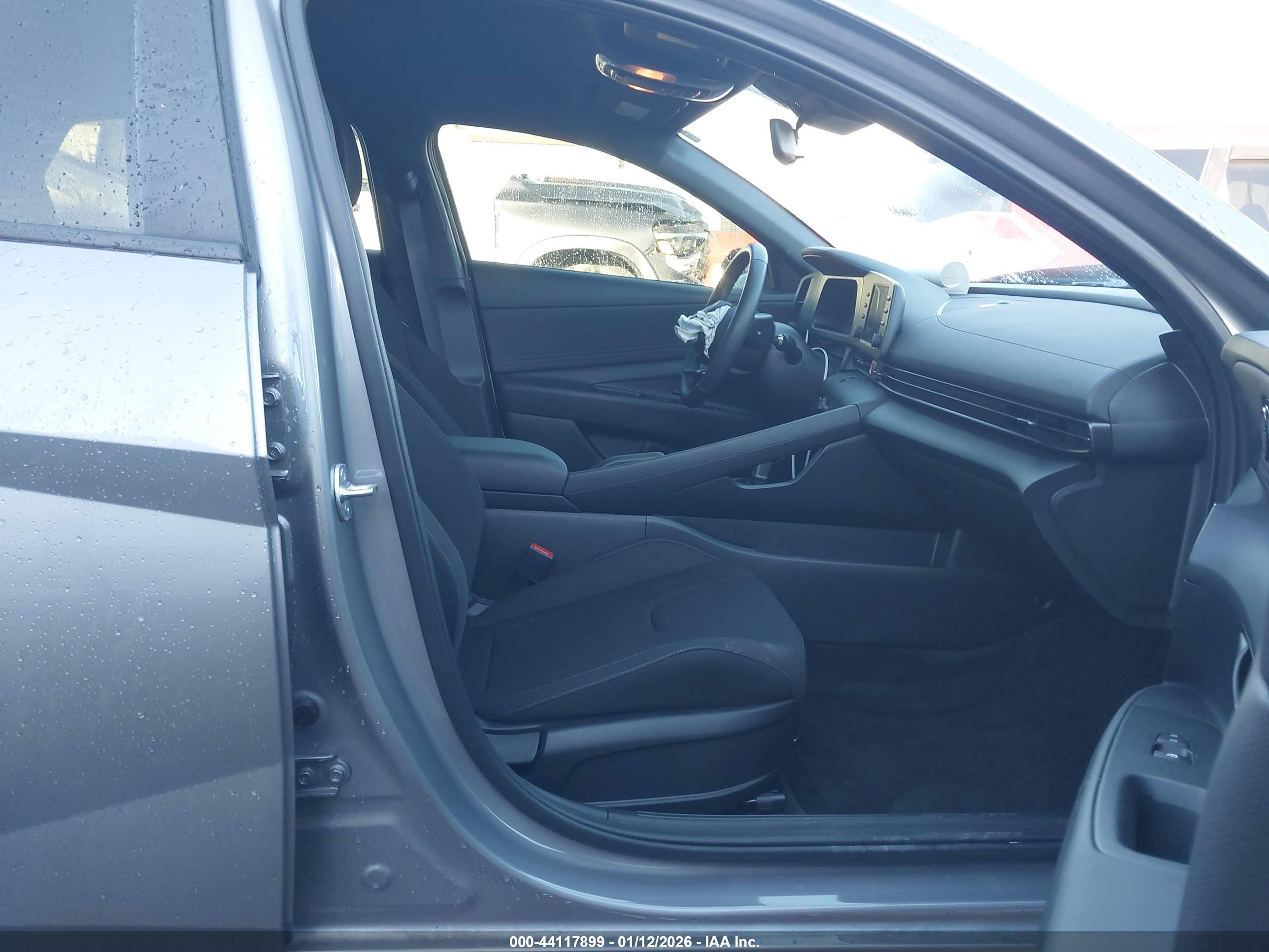 HYUNDAI ELANTRA image 5