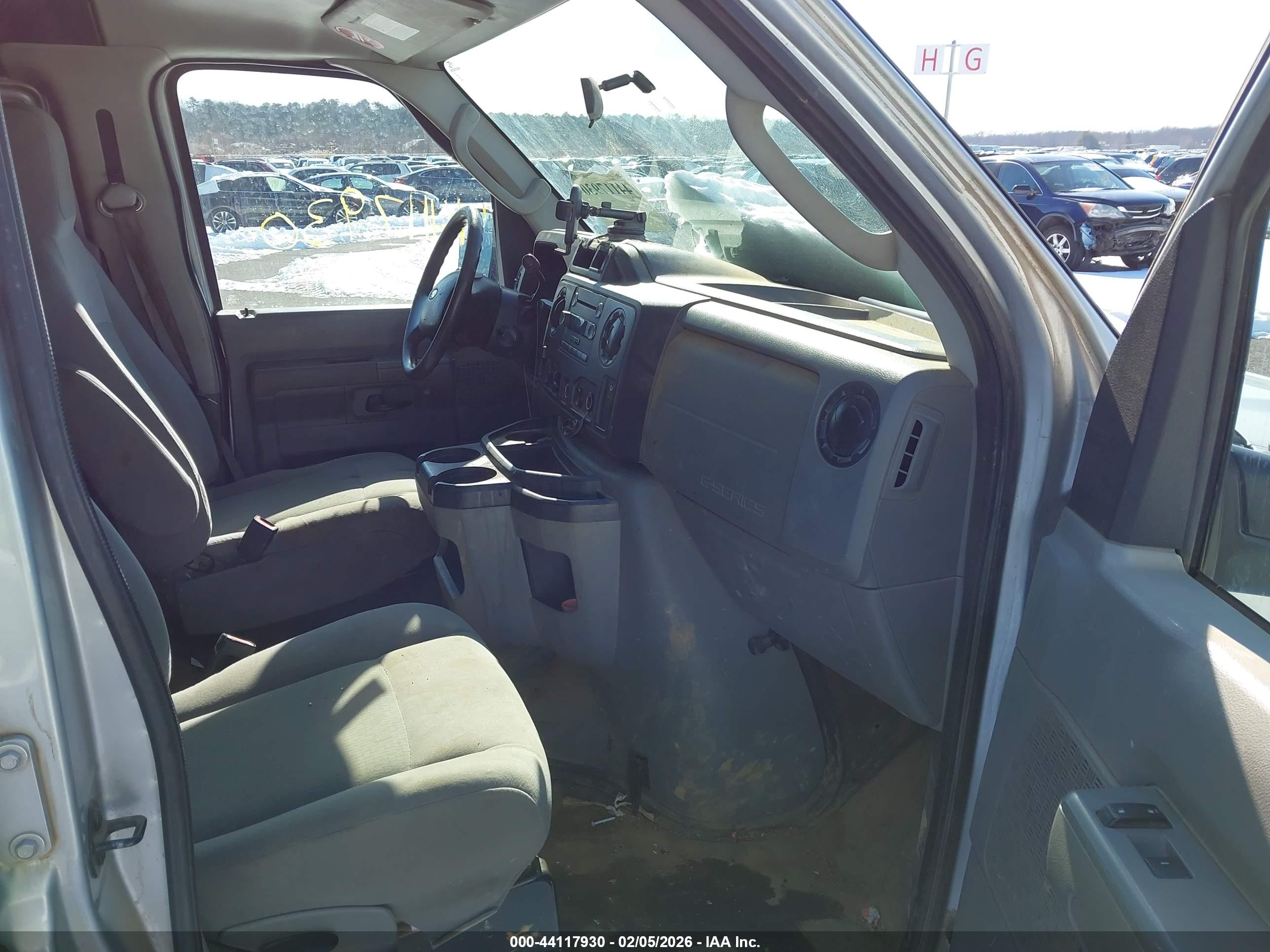 FORD E-250 image 5