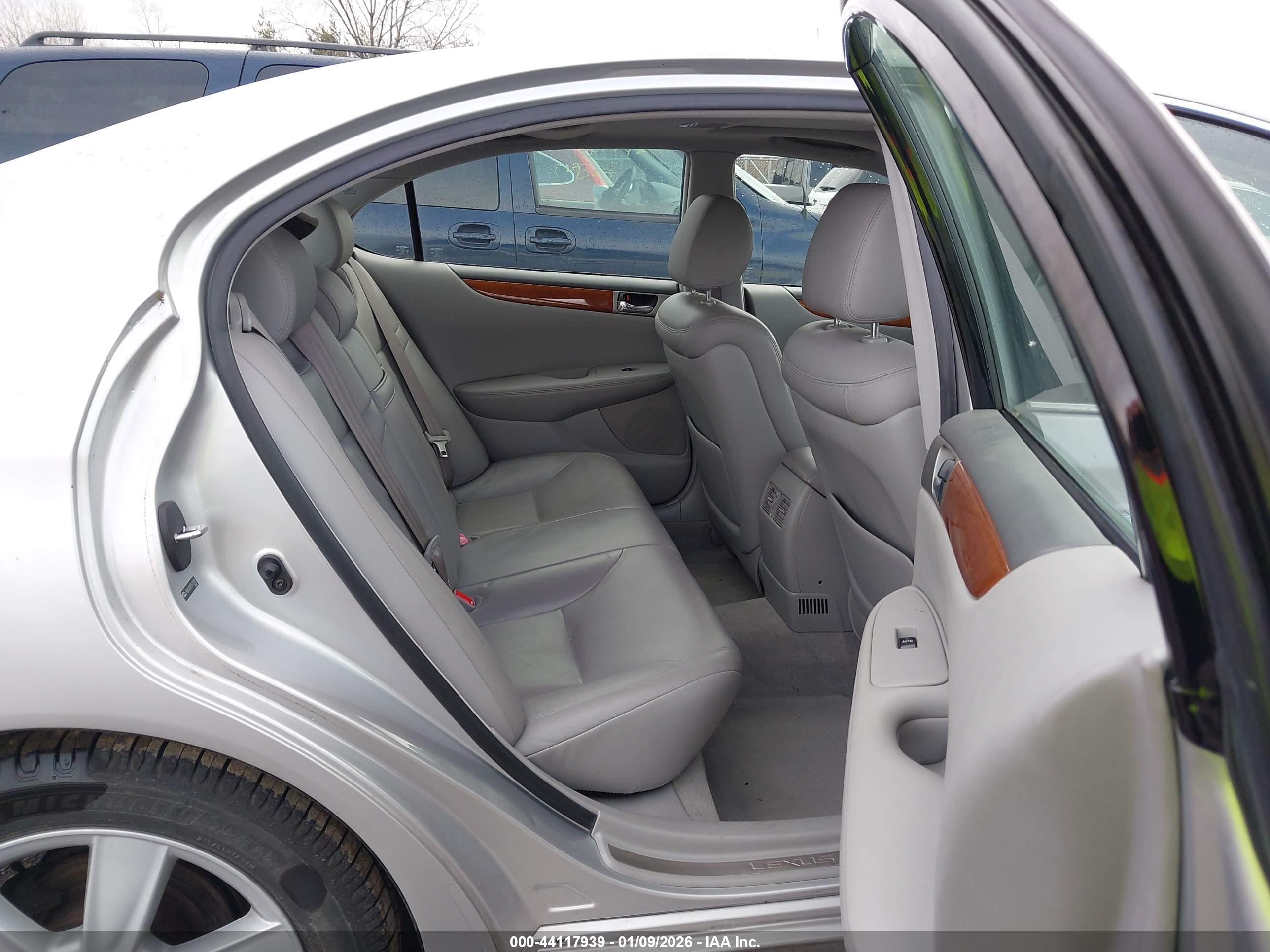 LEXUS ES image 8