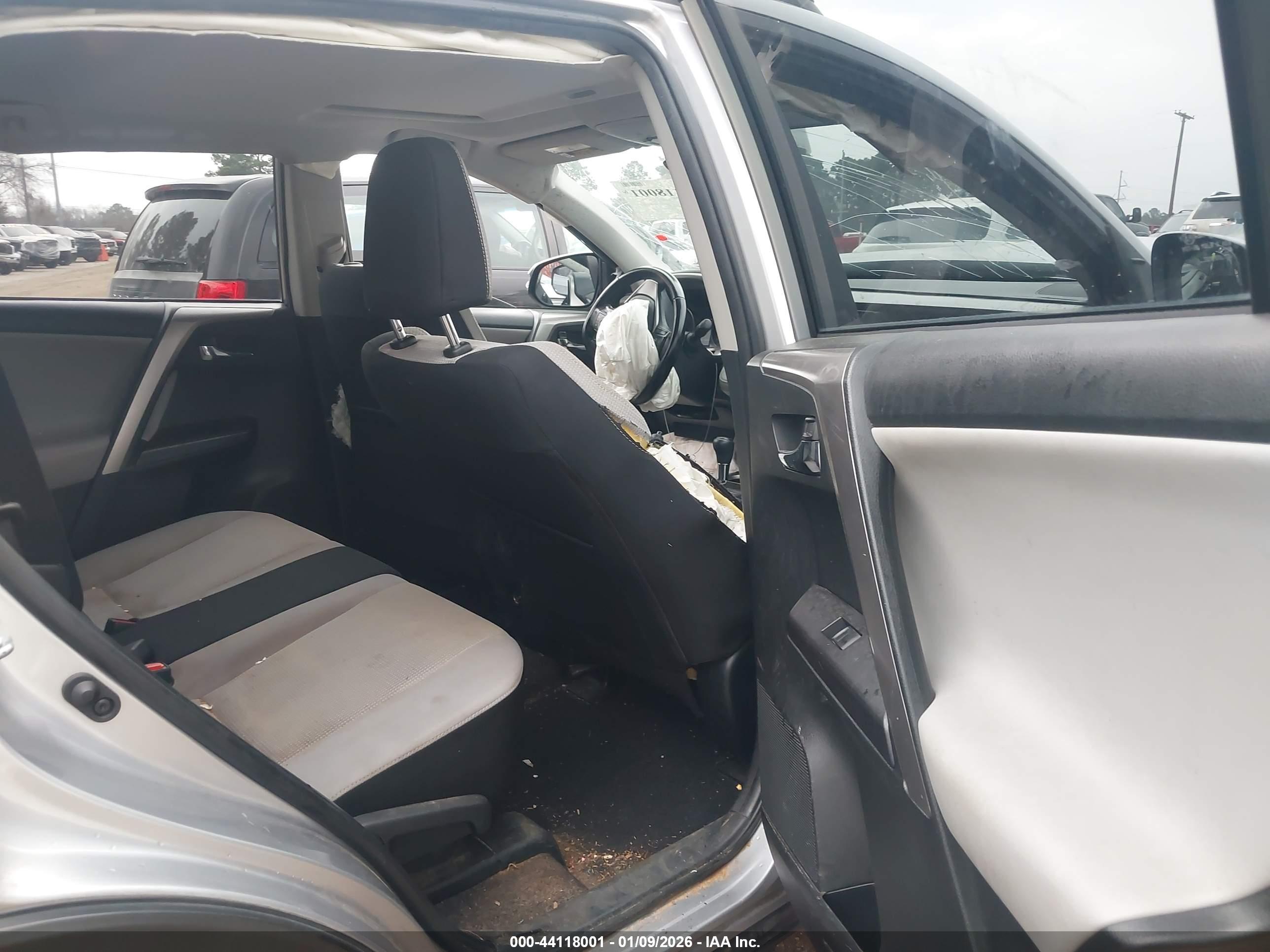 TOYOTA RAV4 image 8