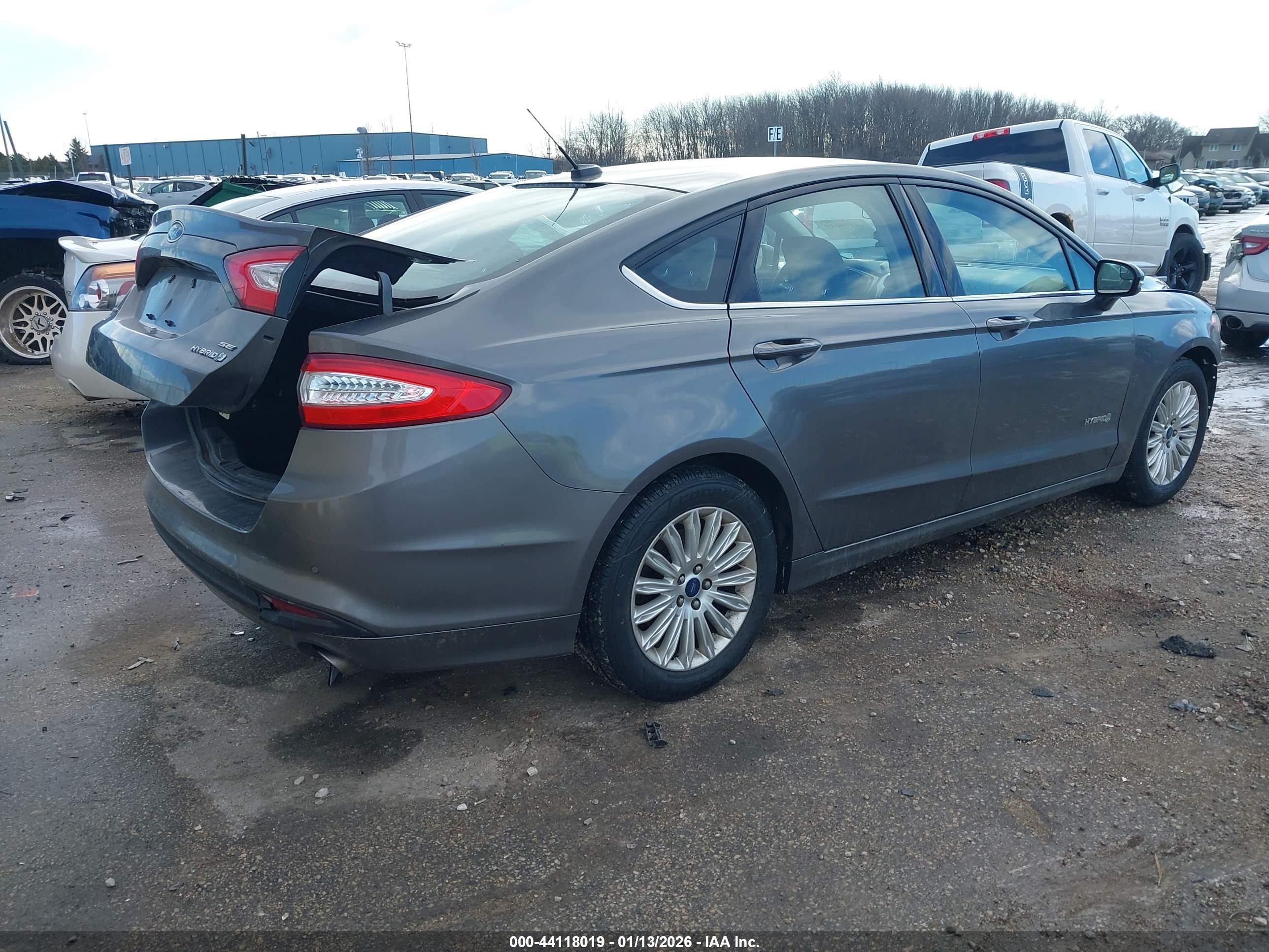 FORD FUSION image 4
