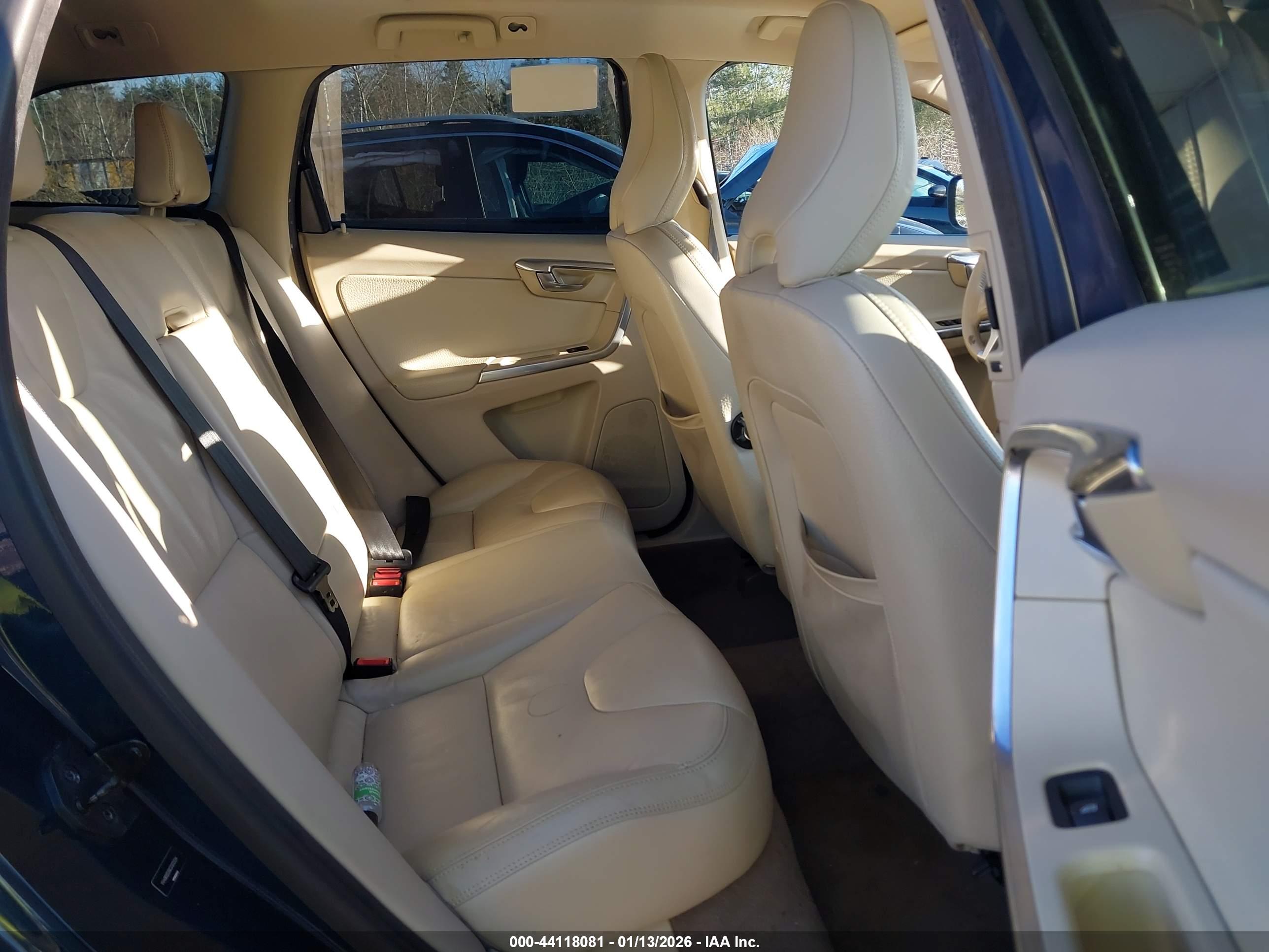 VOLVO XC60 image 8
