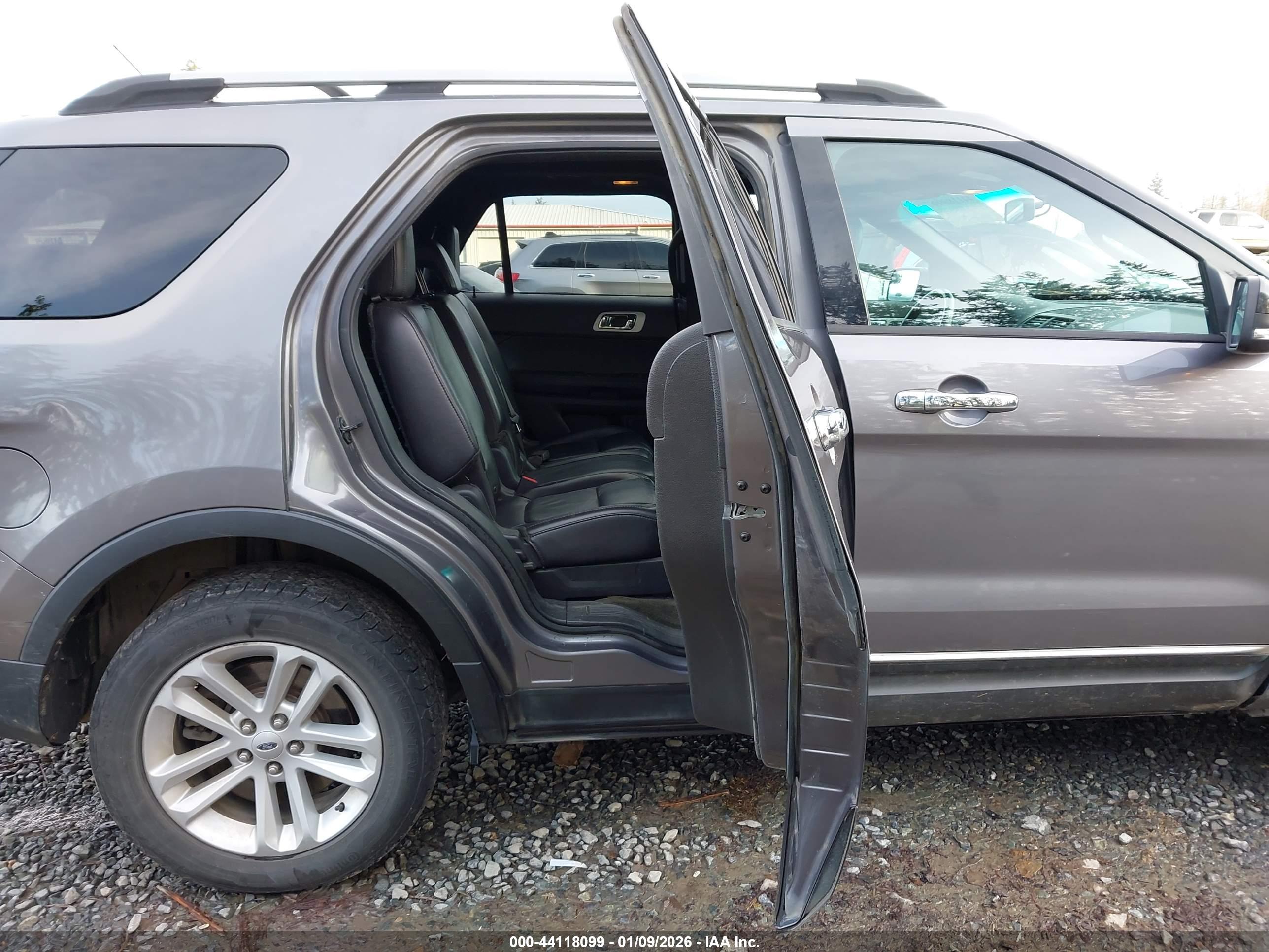 FORD EXPLORER image 8