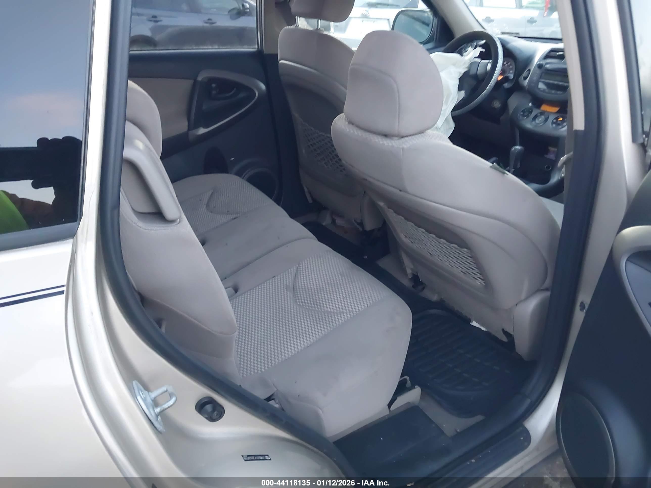 TOYOTA RAV4 image 8