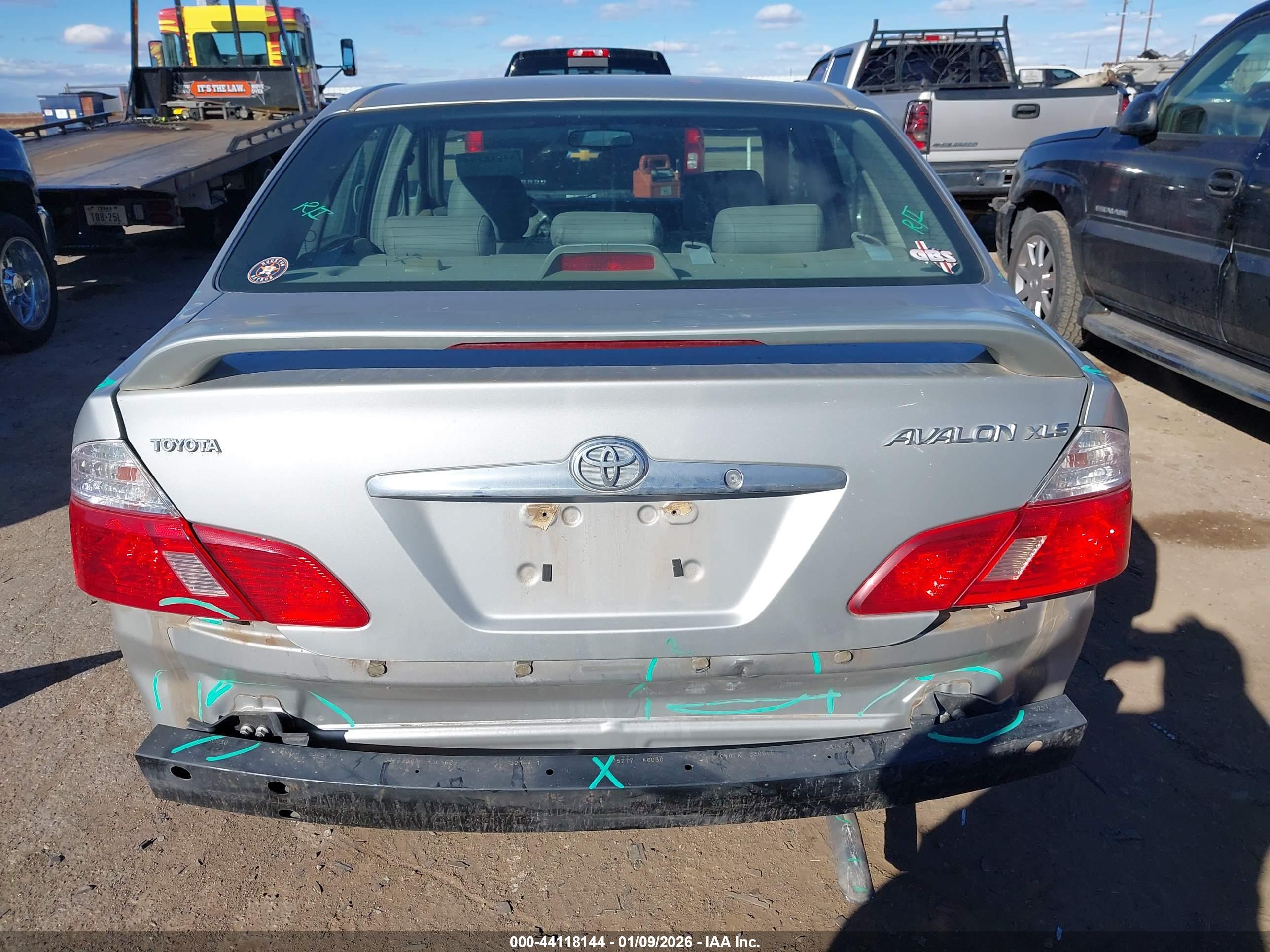 TOYOTA AVALON image 6