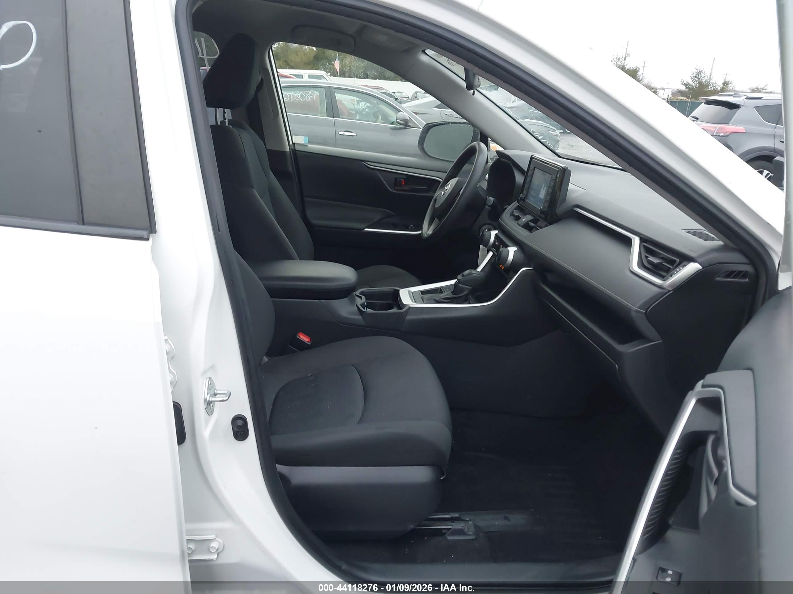 TOYOTA RAV4 image 5