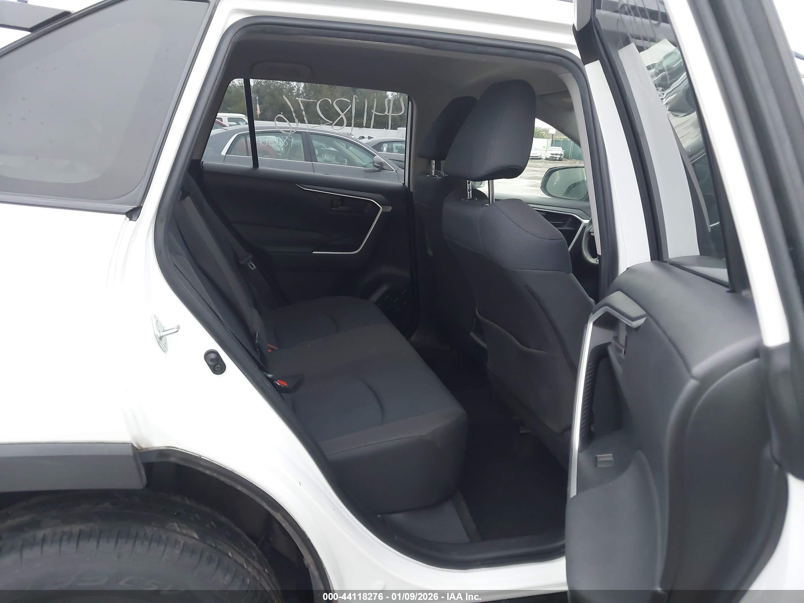 TOYOTA RAV4 image 8