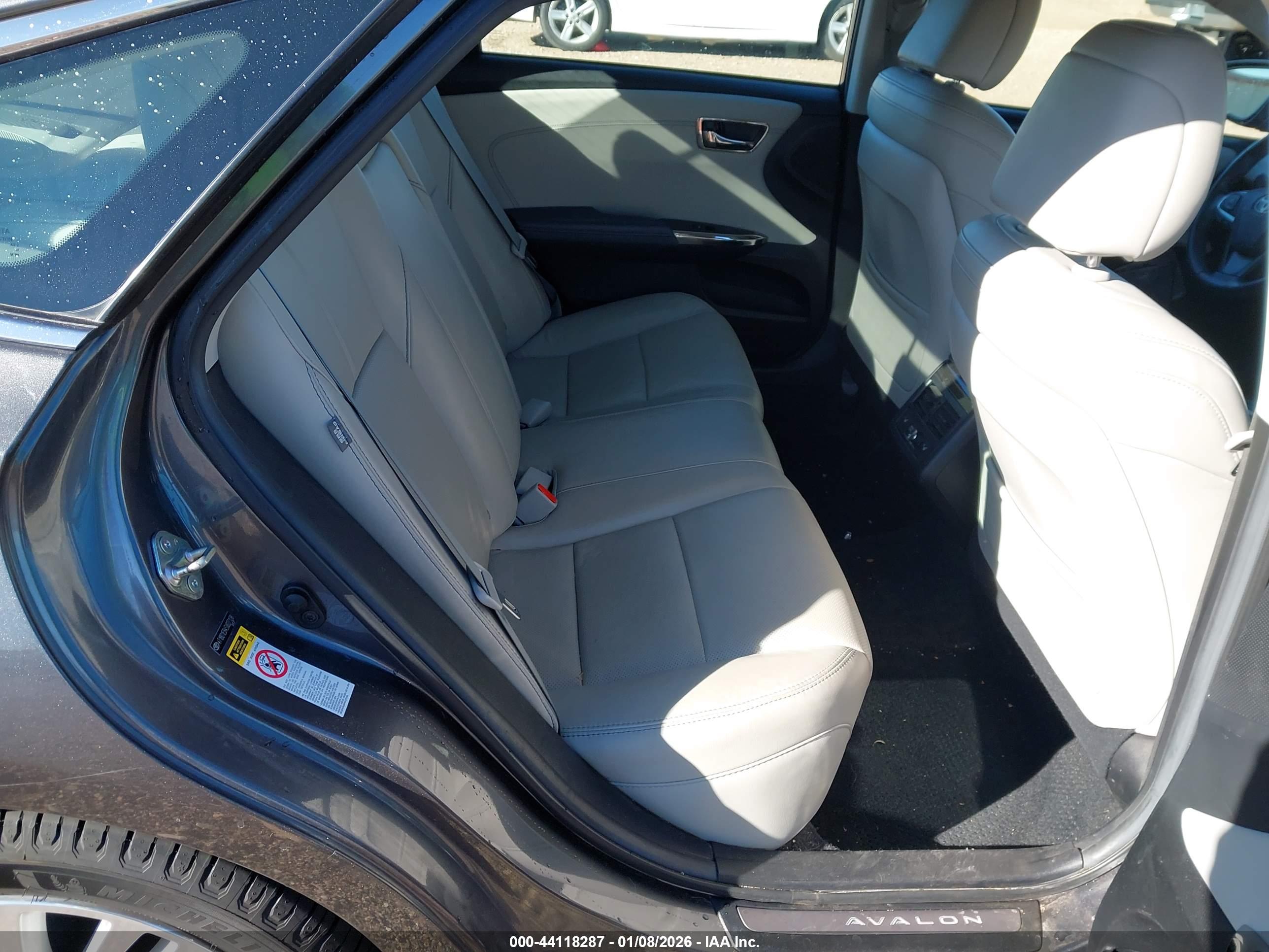 TOYOTA AVALON image 8