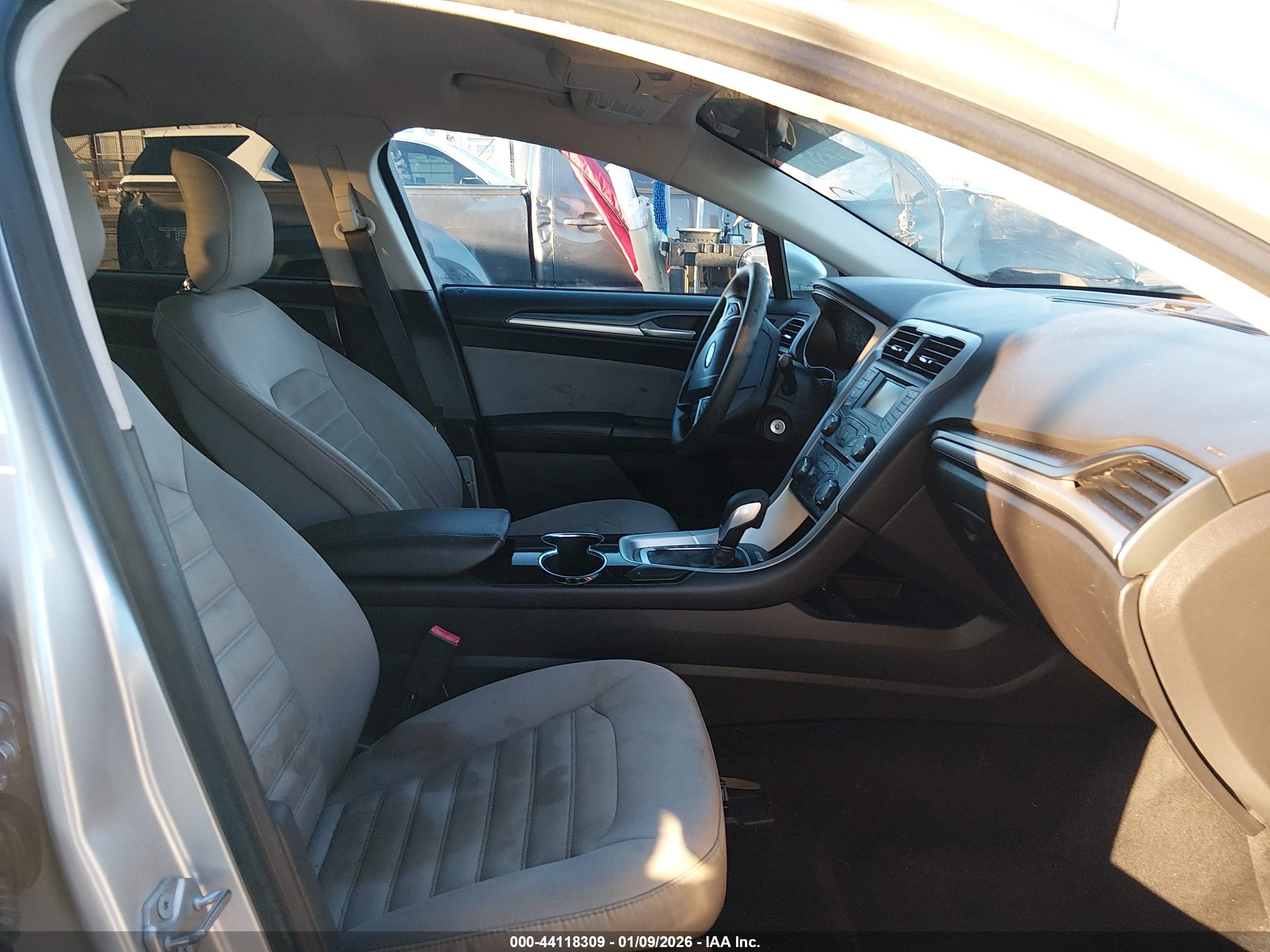 FORD FUSION image 5