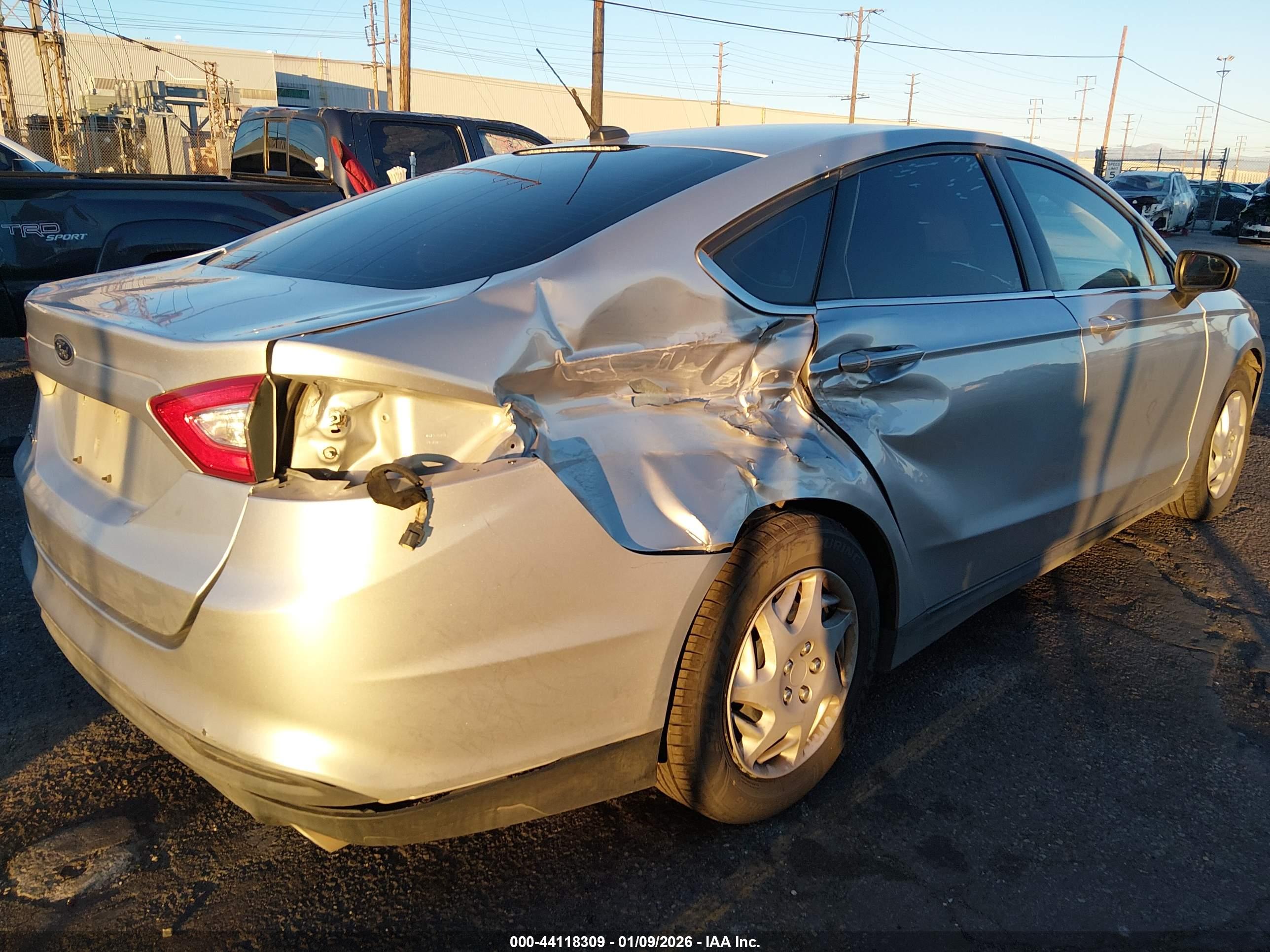 FORD FUSION image 6