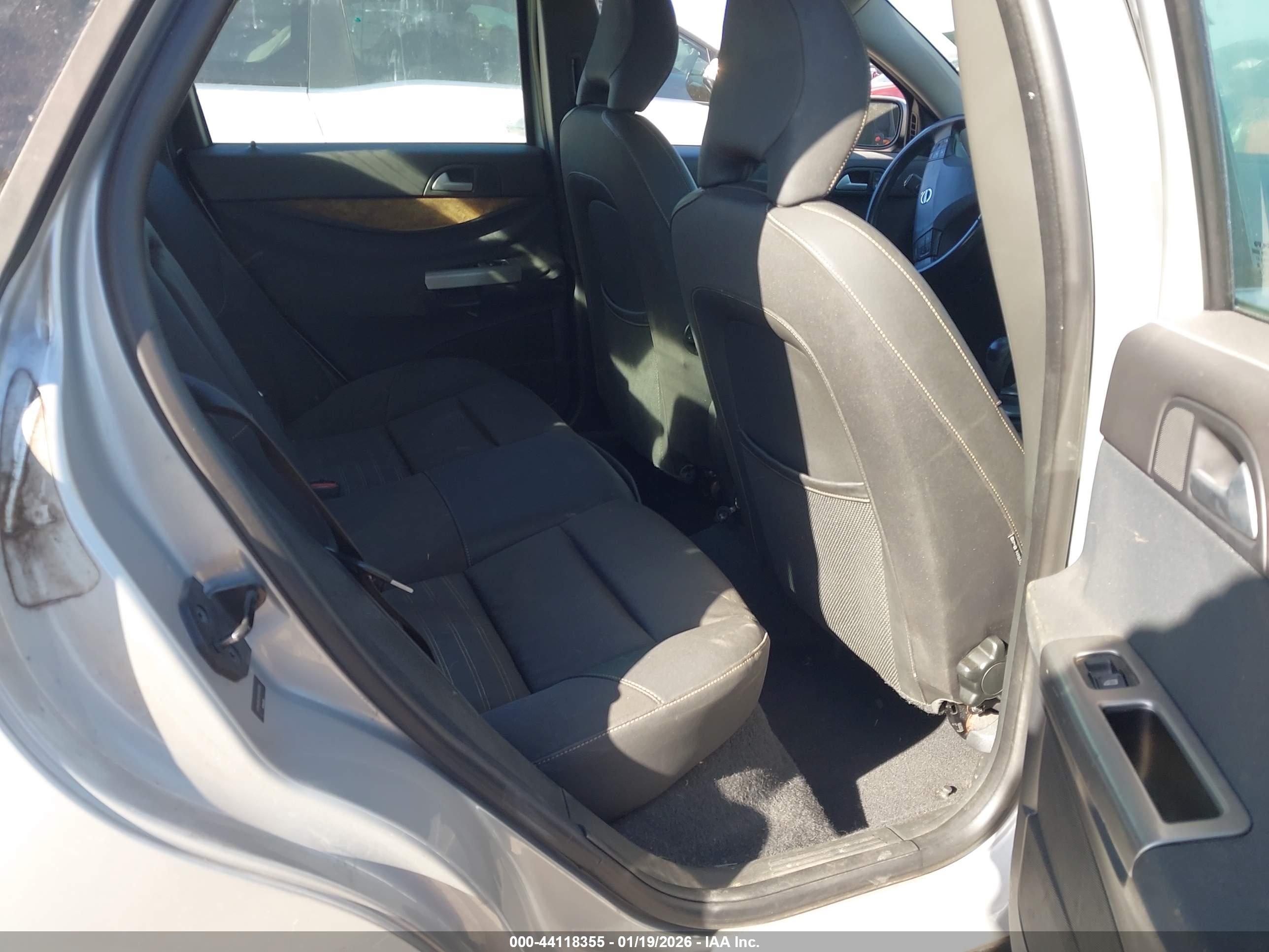 VOLVO S40 image 8