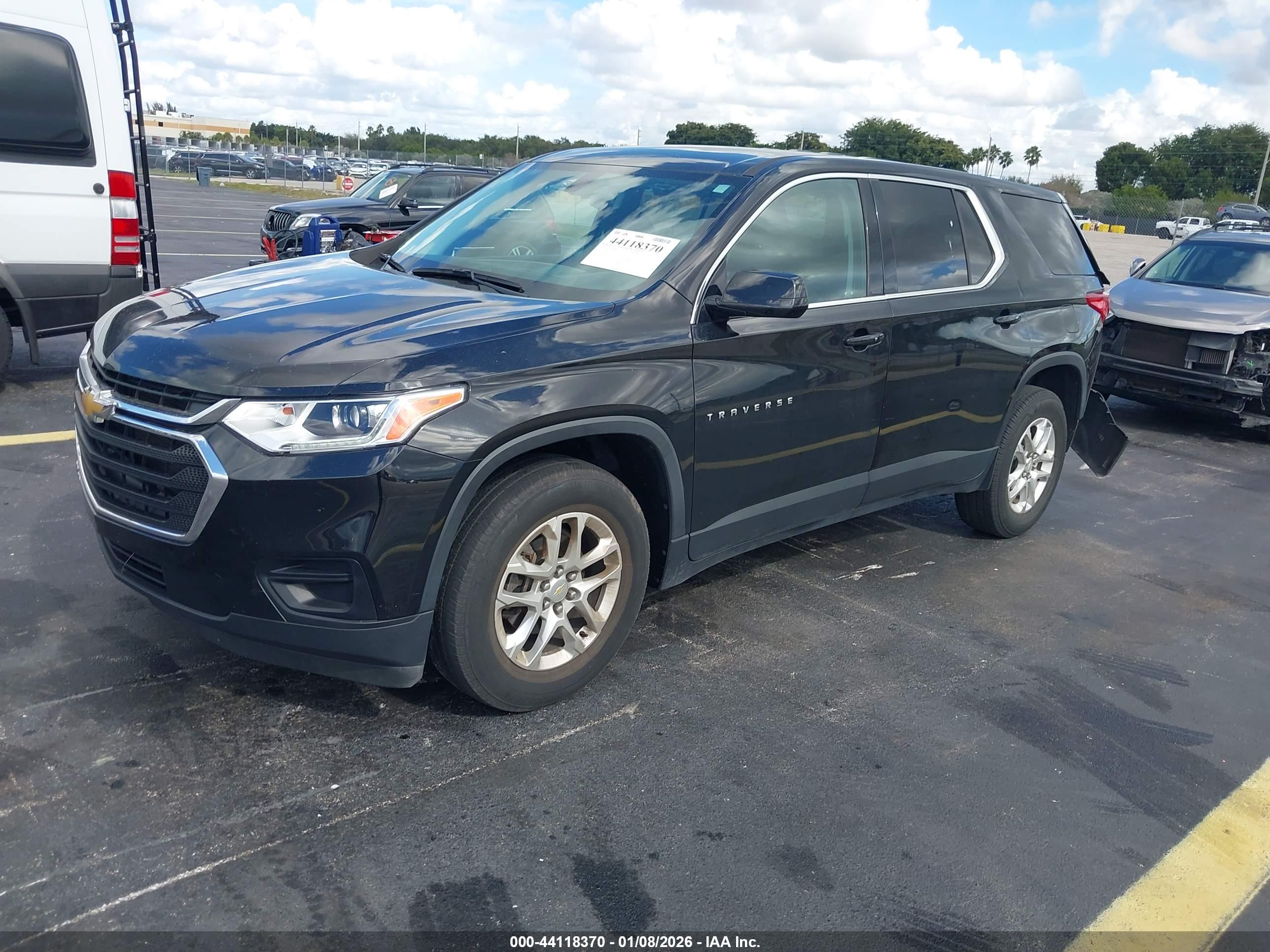 CHEVROLET TRAVERSE image 2