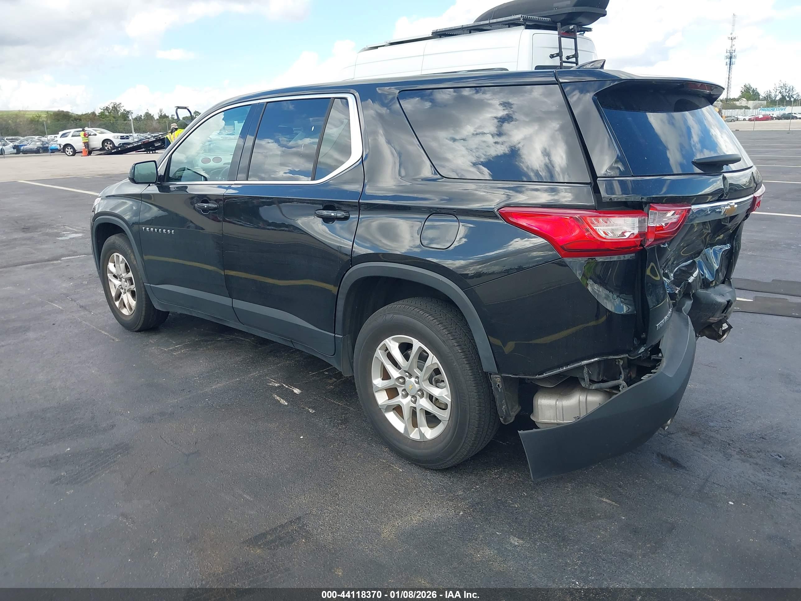 CHEVROLET TRAVERSE image 3