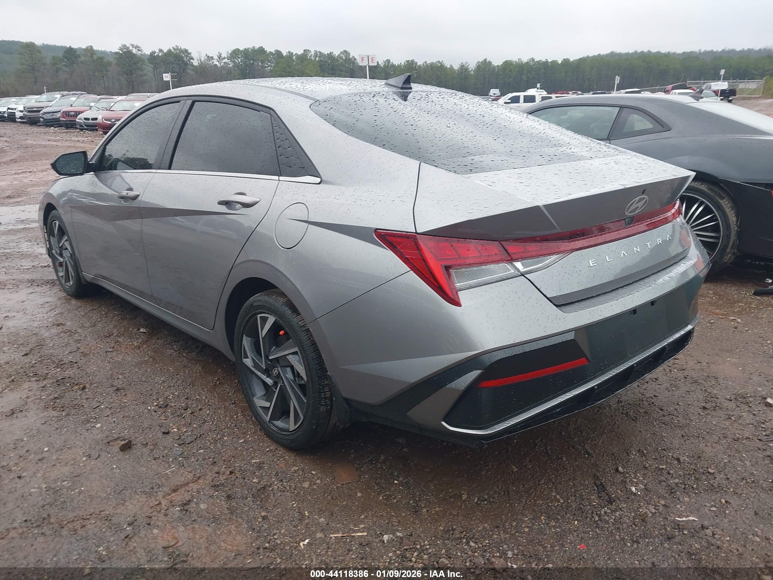 HYUNDAI ELANTRA image 3