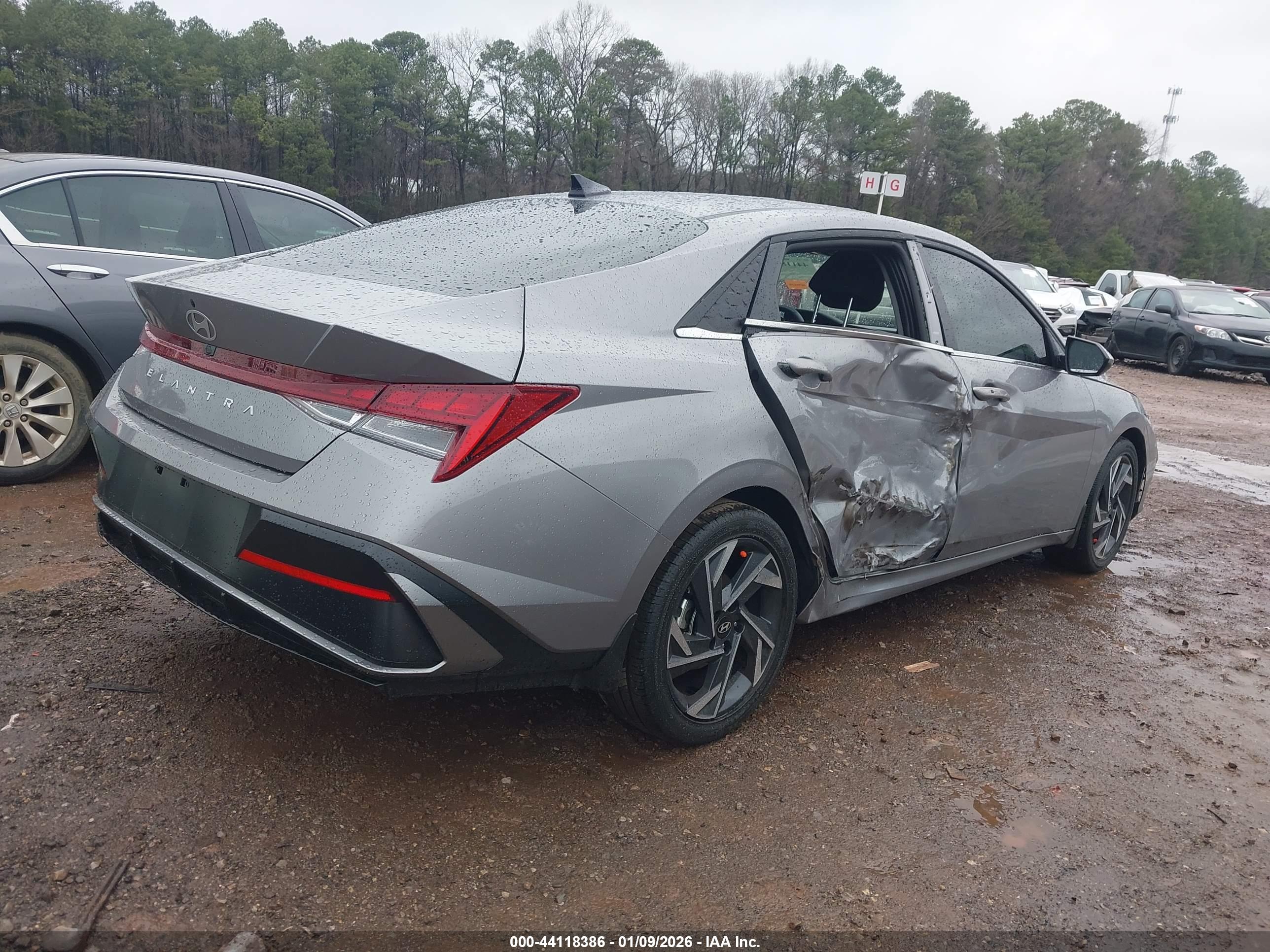 HYUNDAI ELANTRA image 4