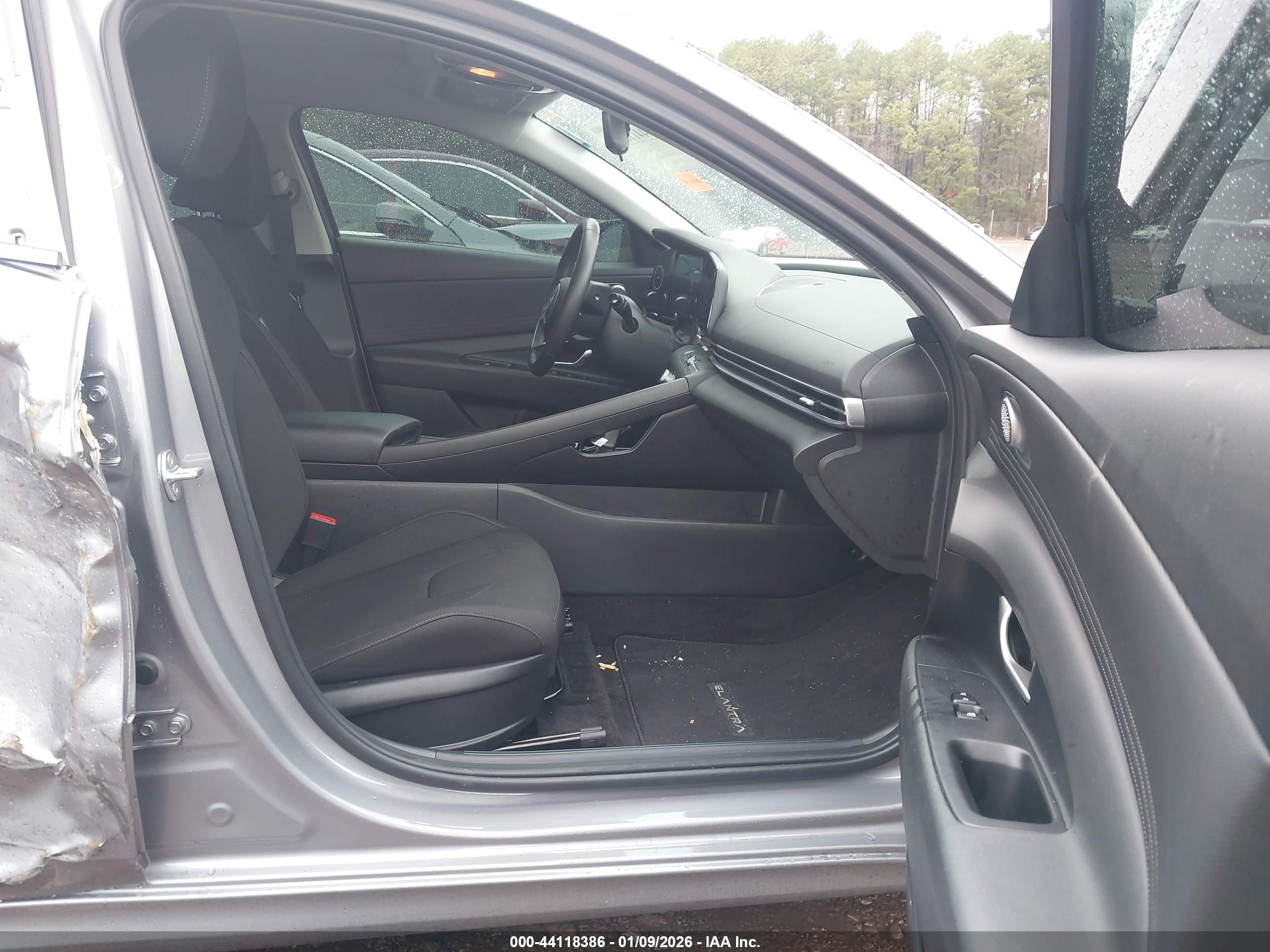 HYUNDAI ELANTRA image 5
