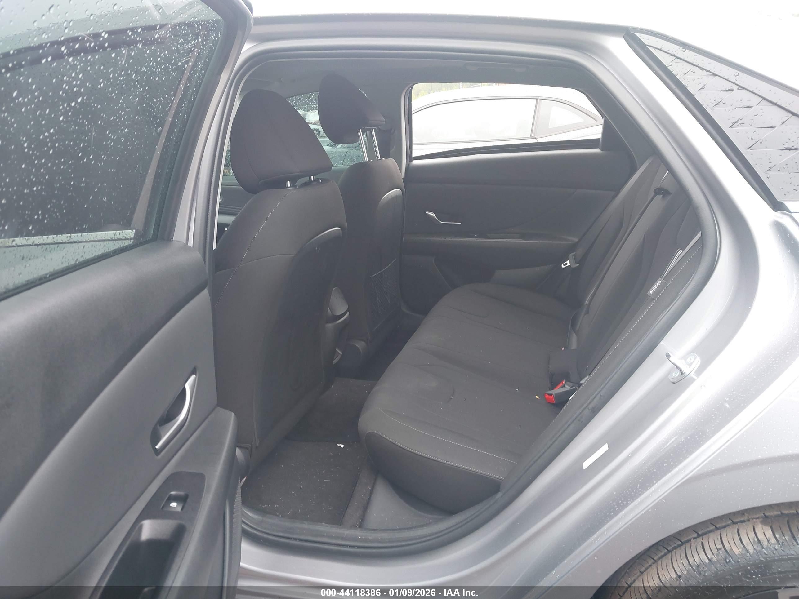 HYUNDAI ELANTRA image 8