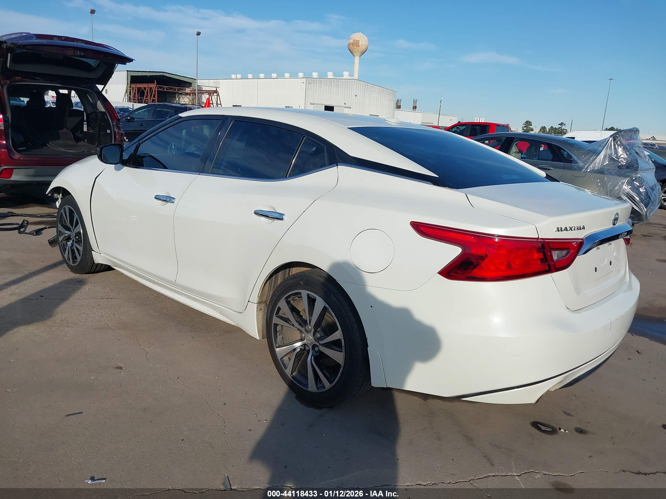 NISSAN MAXIMA image 3