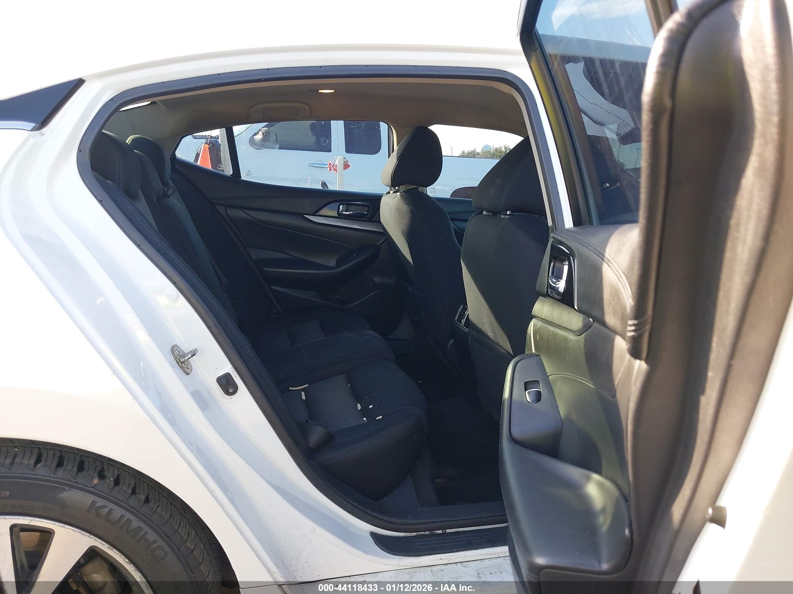 NISSAN MAXIMA image 8
