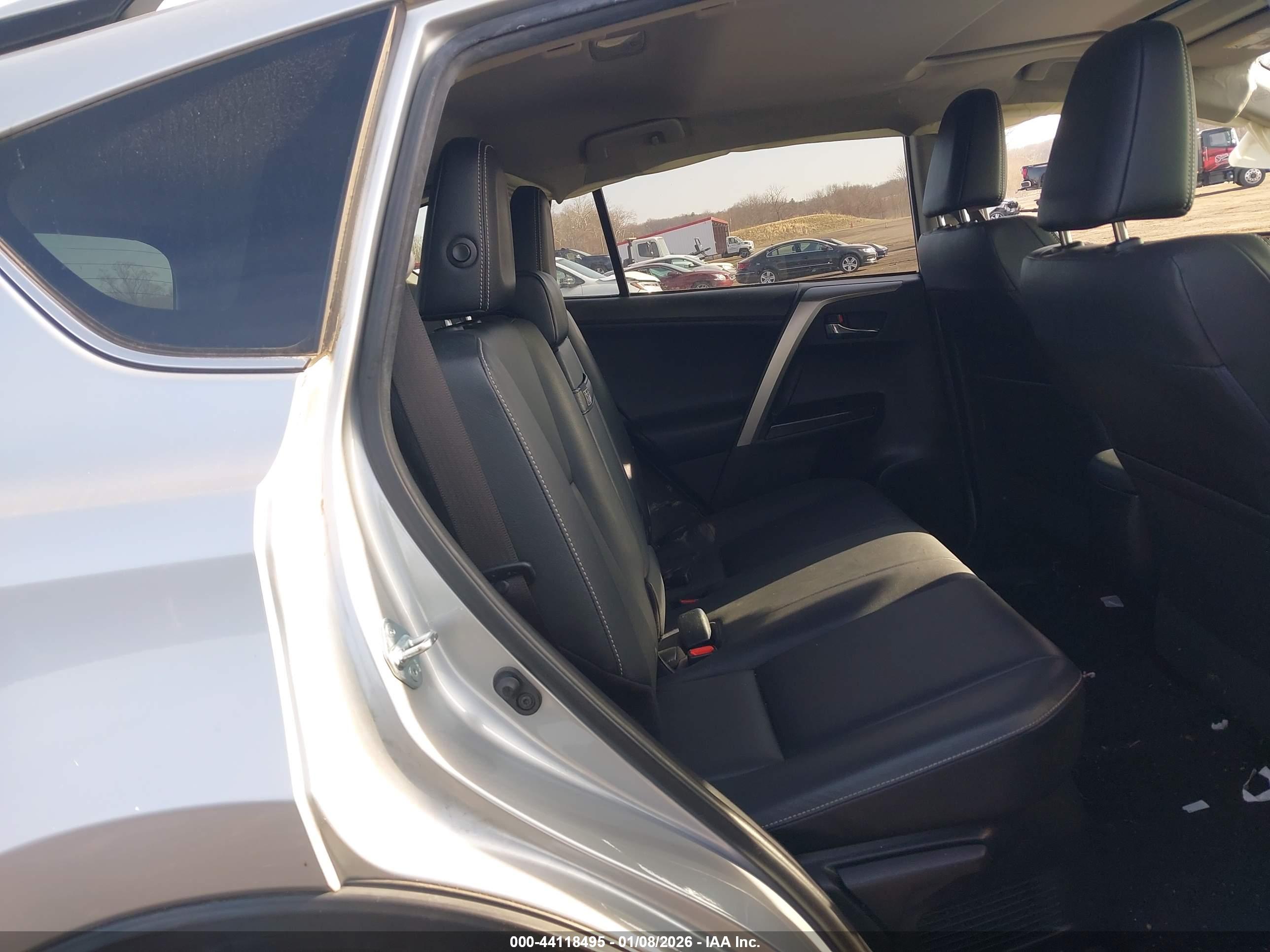 TOYOTA RAV4 image 8