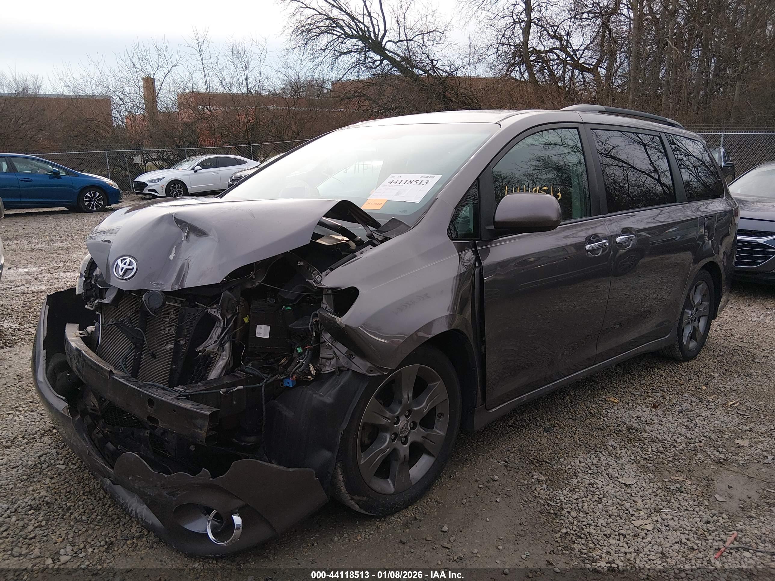 TOYOTA SIENNA image 2