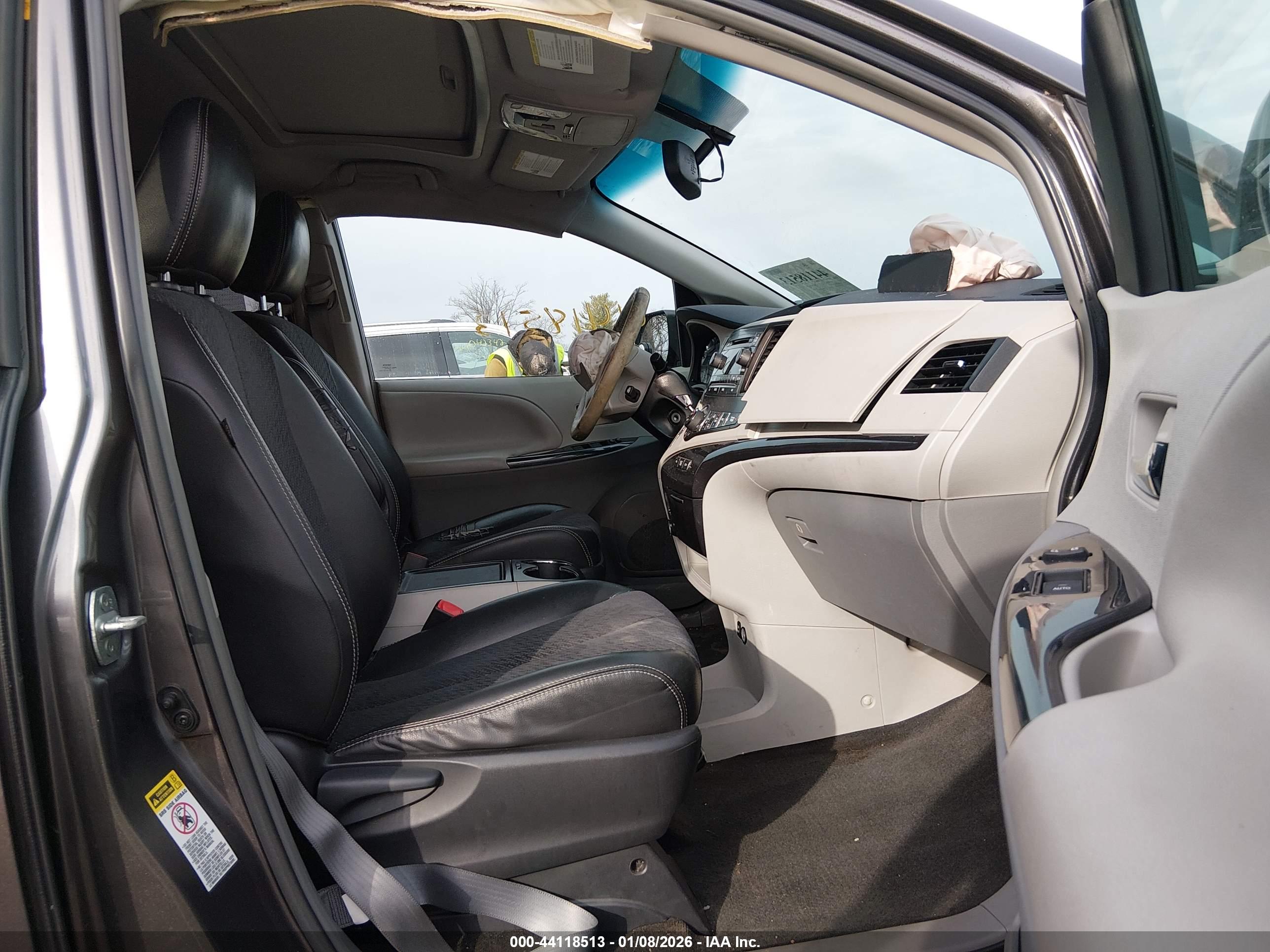 TOYOTA SIENNA image 5