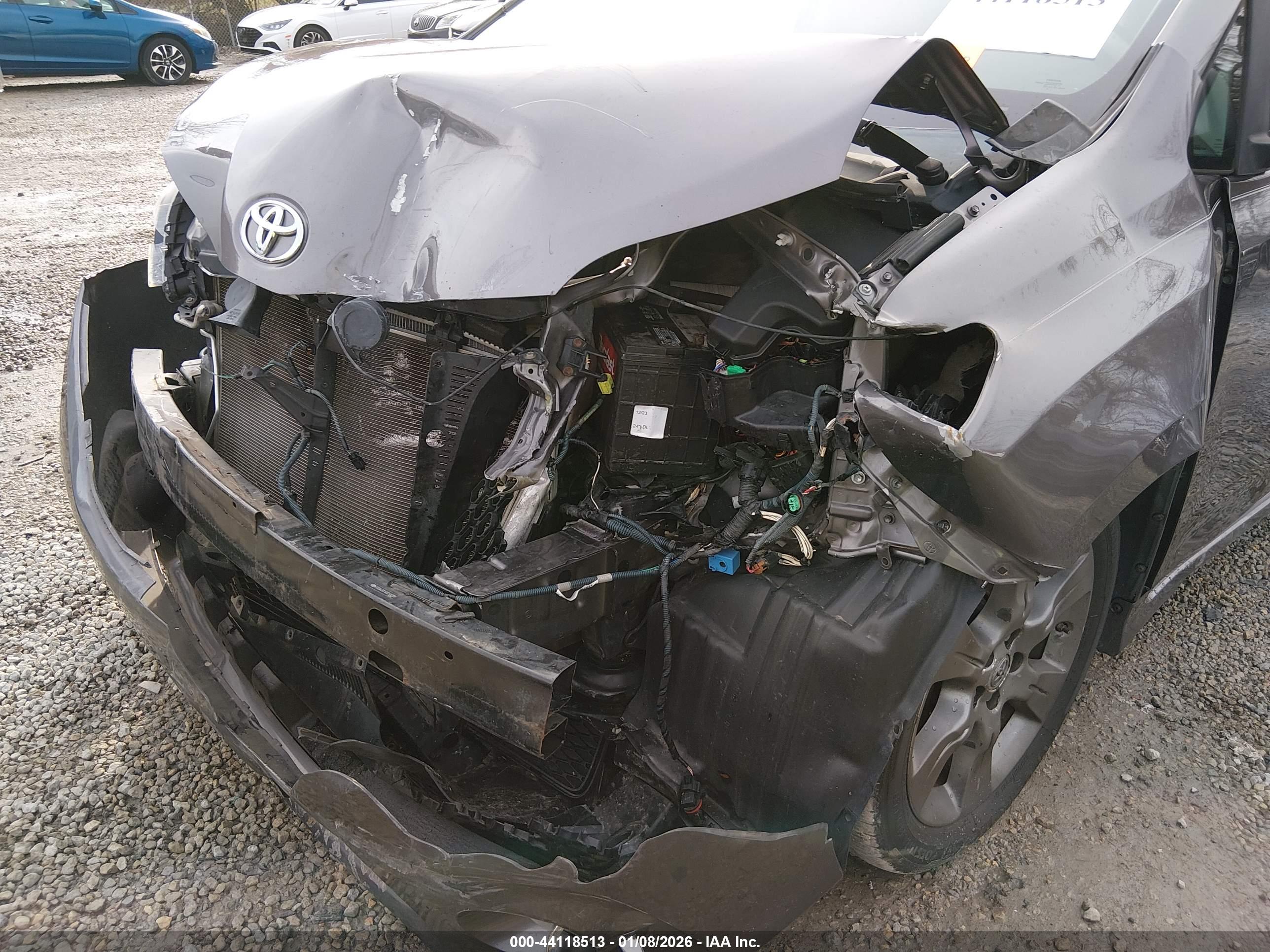 TOYOTA SIENNA image 6