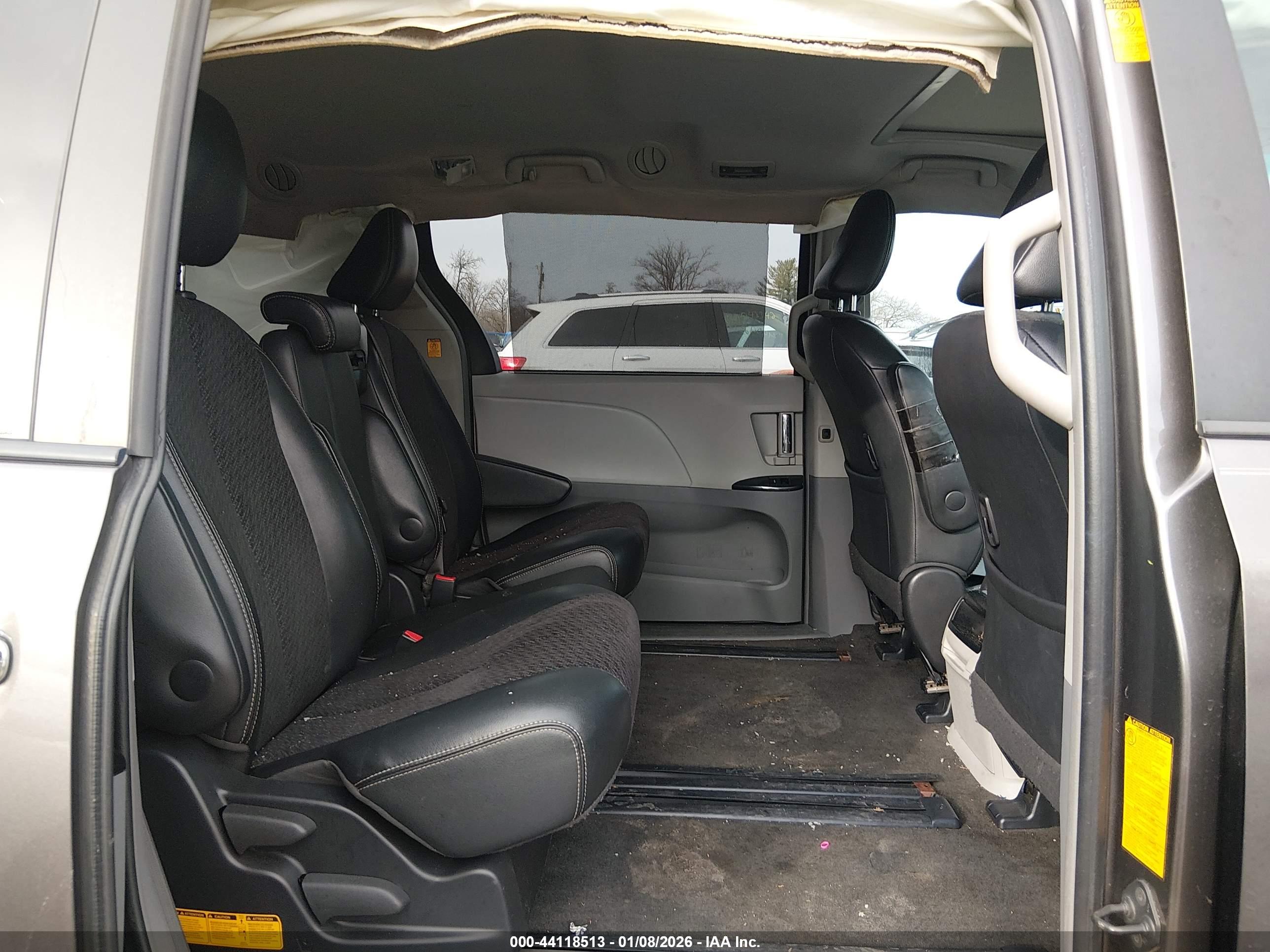 TOYOTA SIENNA image 8