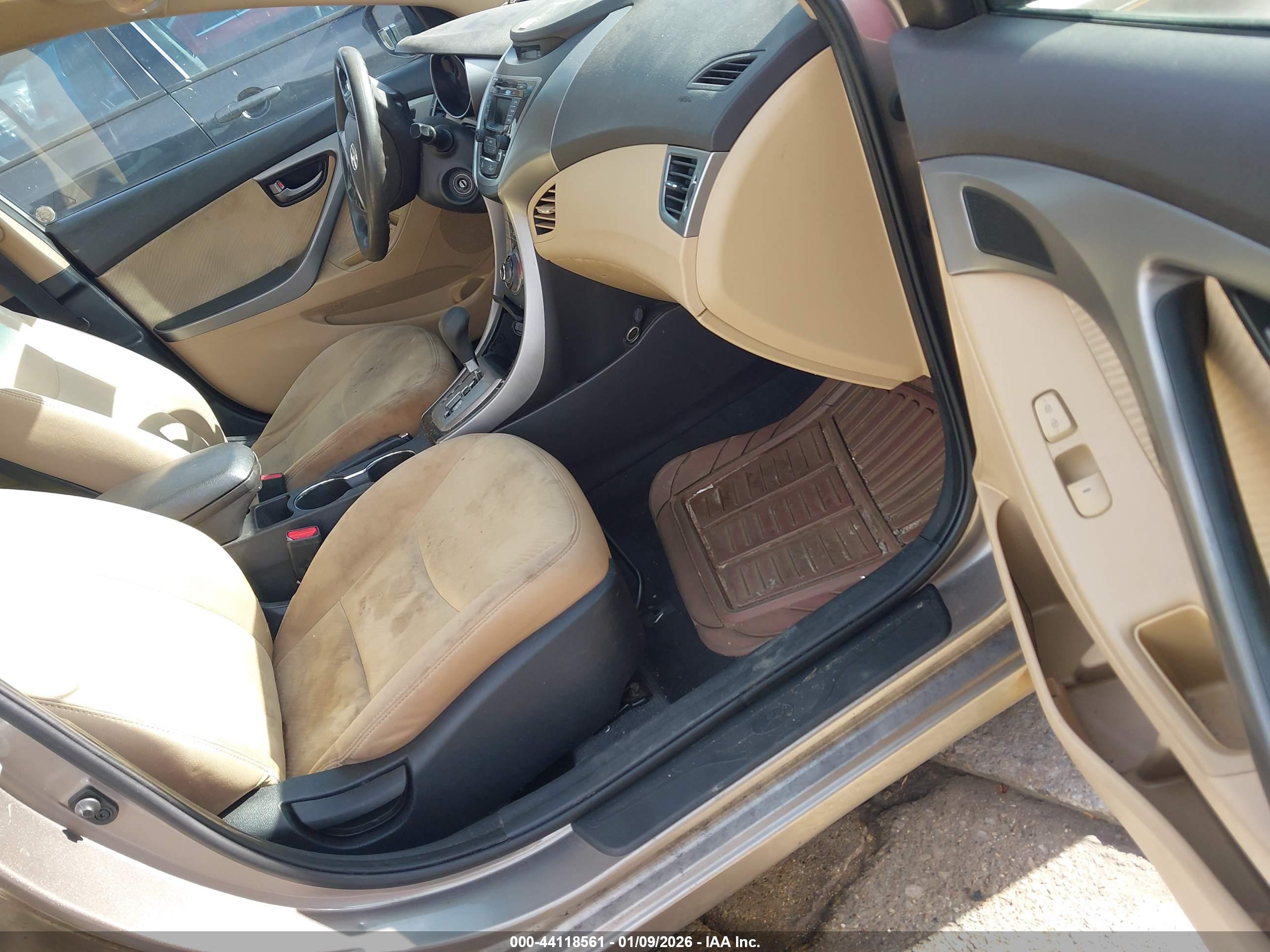 HYUNDAI ELANTRA image 5
