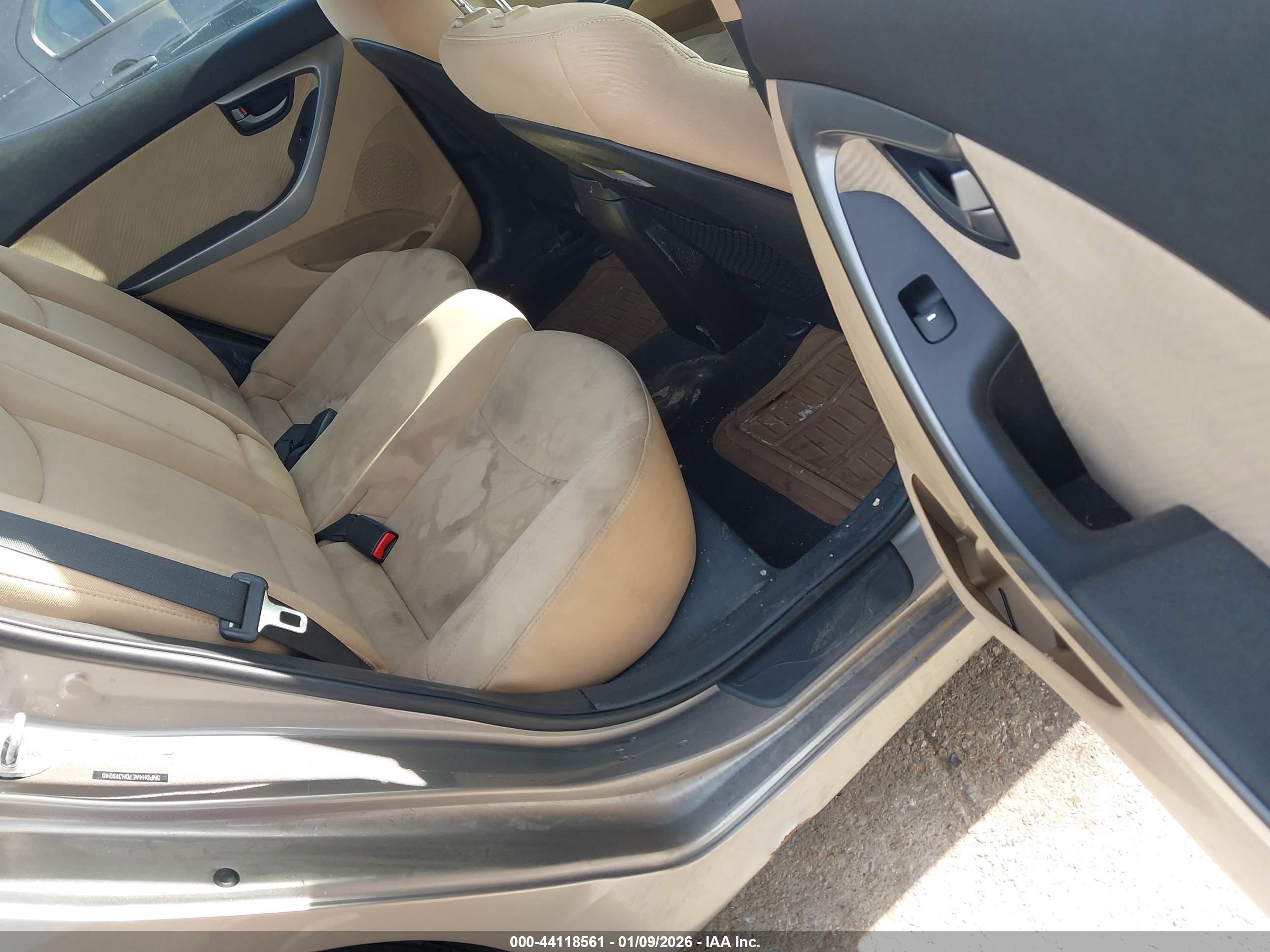HYUNDAI ELANTRA image 8