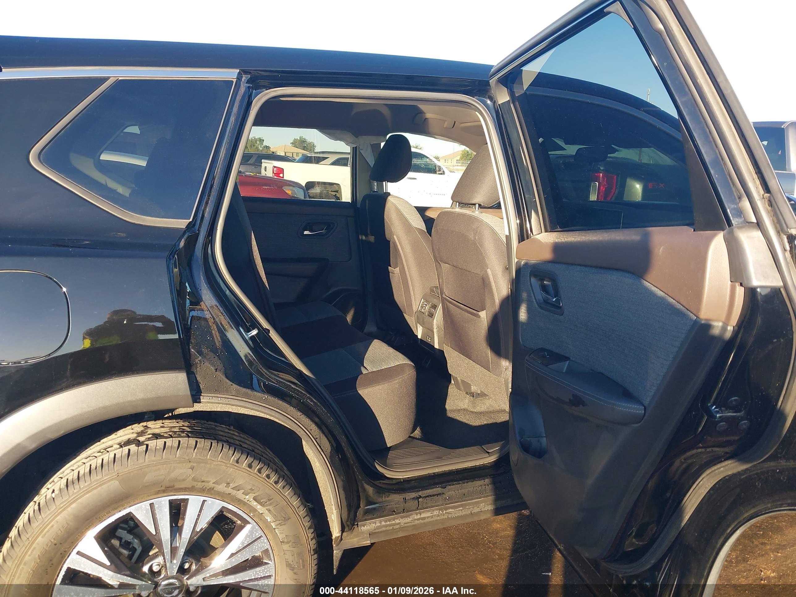 NISSAN ROGUE image 8