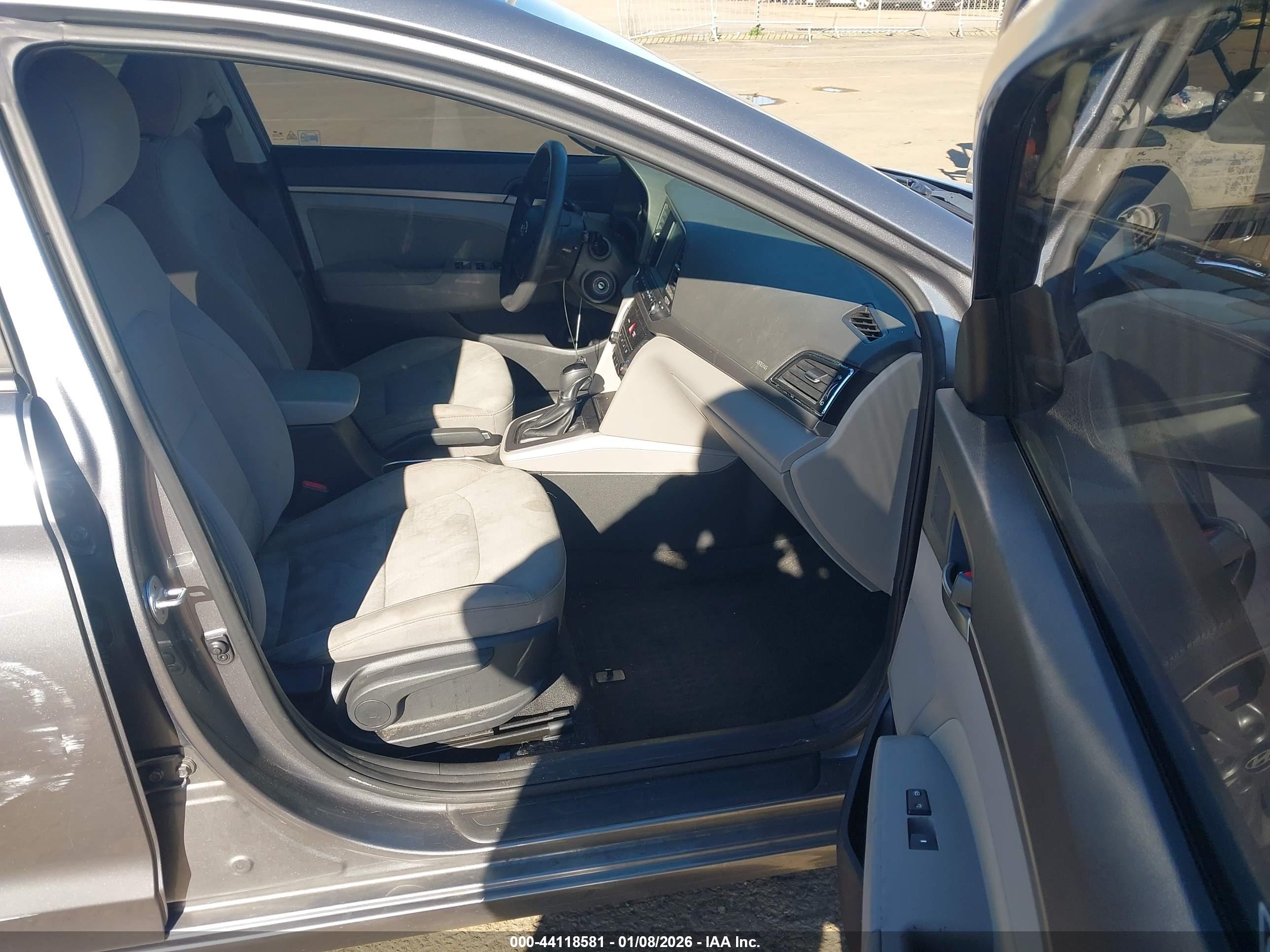 HYUNDAI ELANTRA image 5