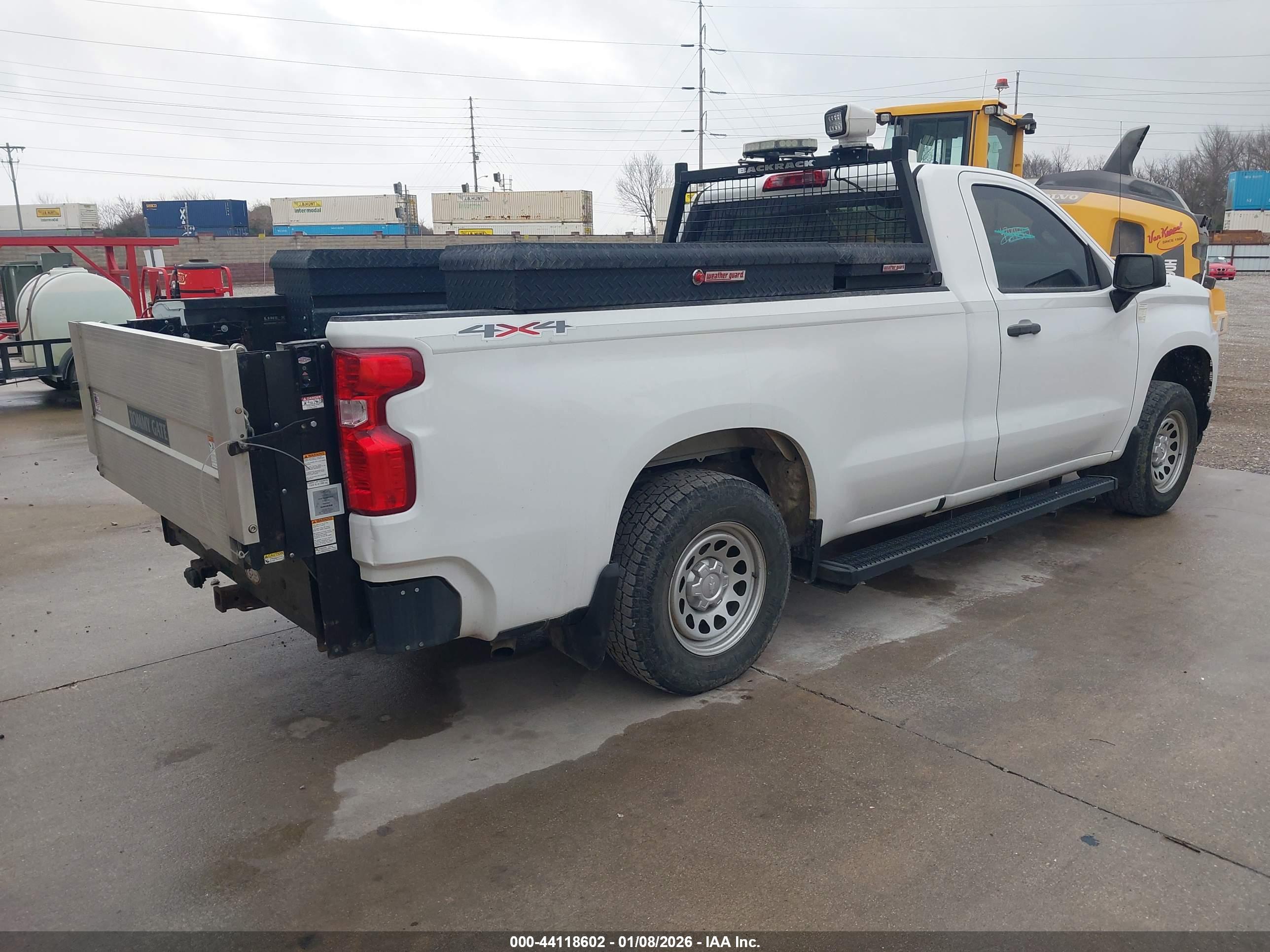 CHEVROLET SILVERADO image 4