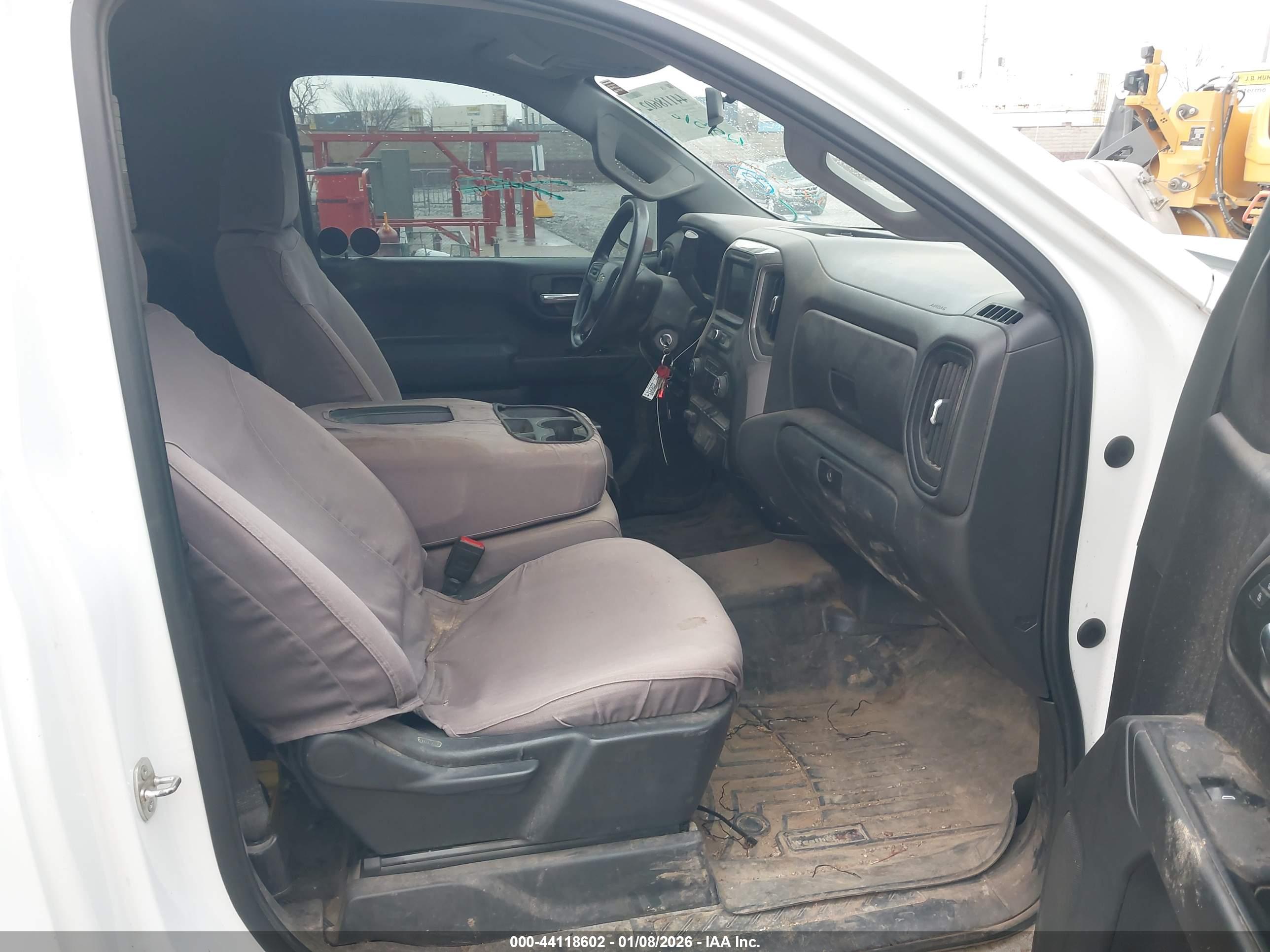 CHEVROLET SILVERADO image 5