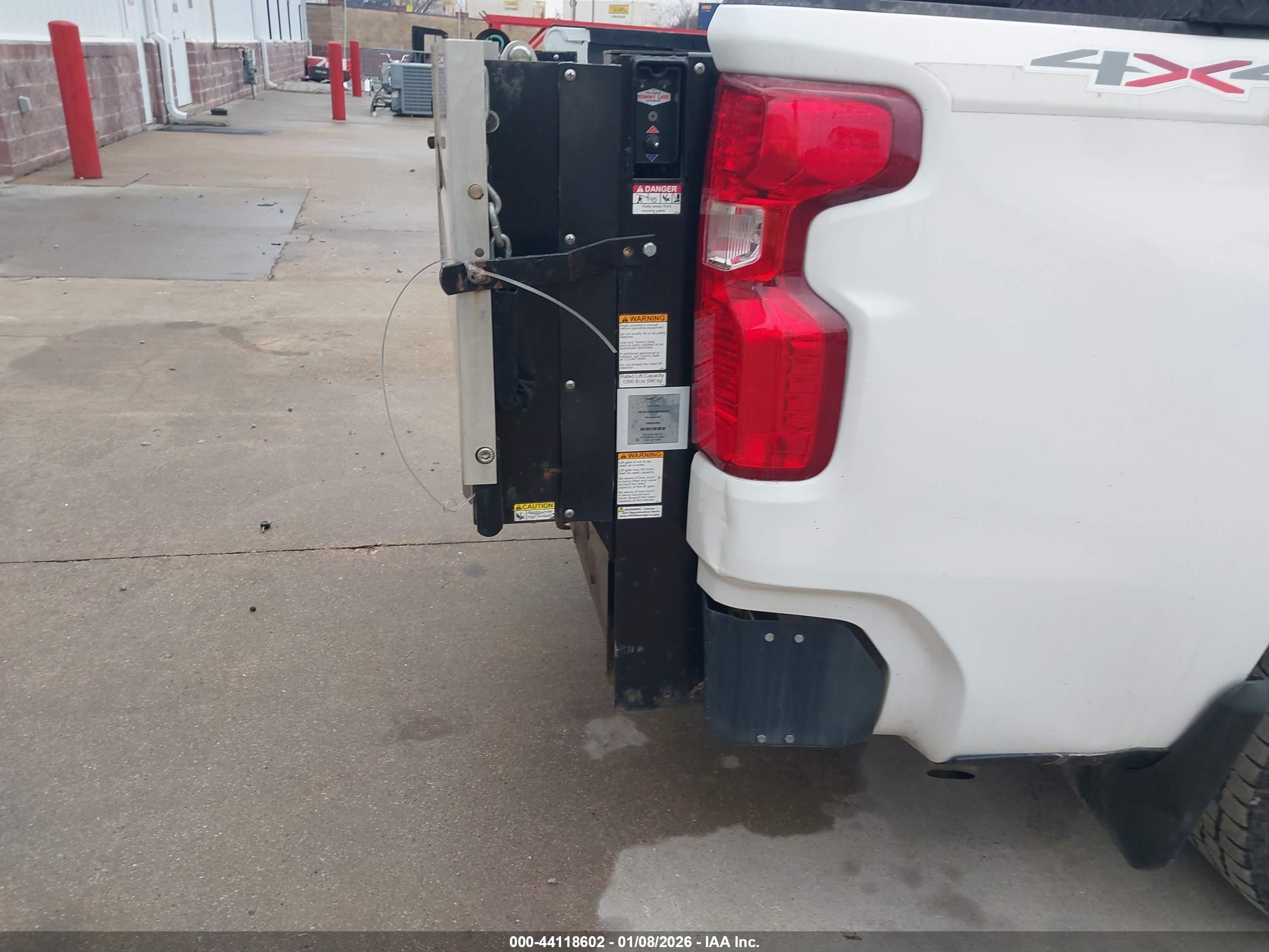 CHEVROLET SILVERADO image 6