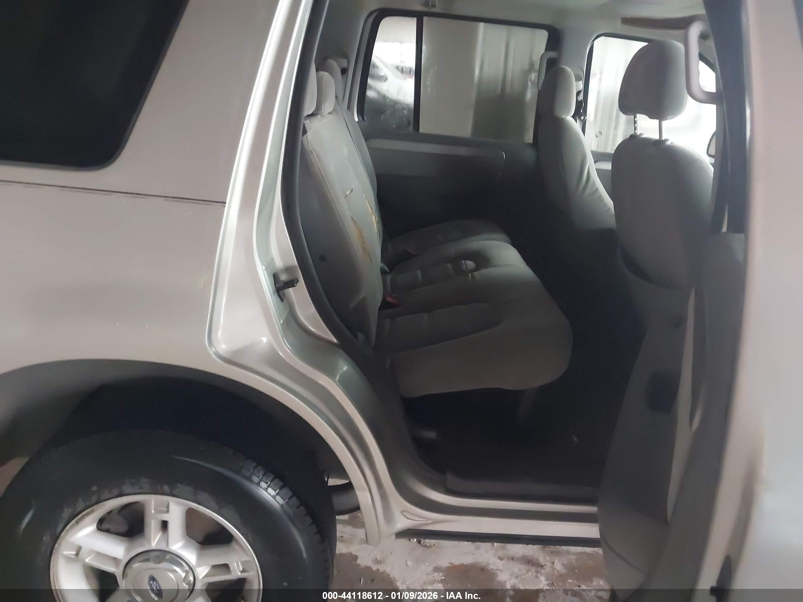 FORD EXPLORER image 8