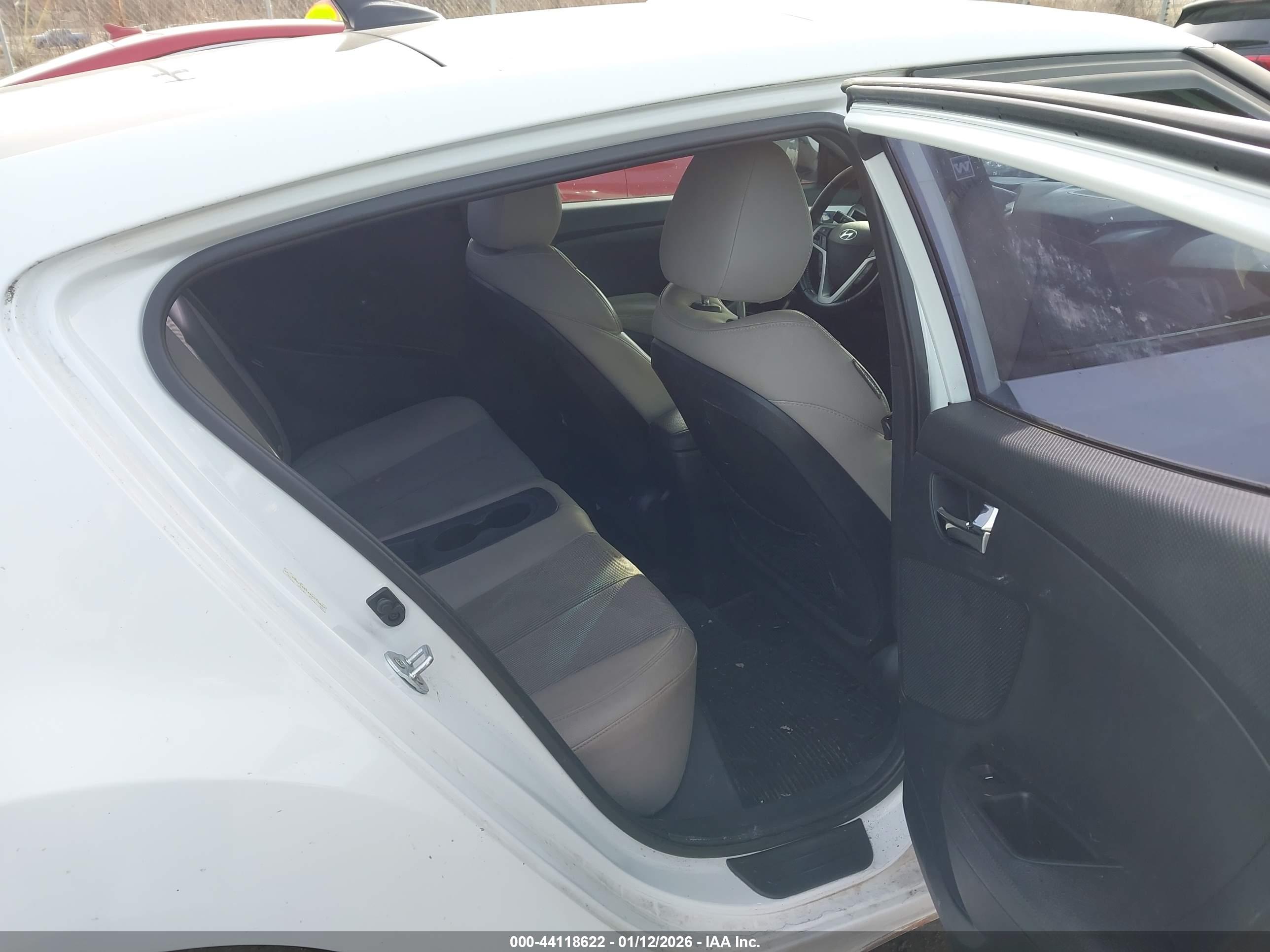 HYUNDAI VELOSTER image 8